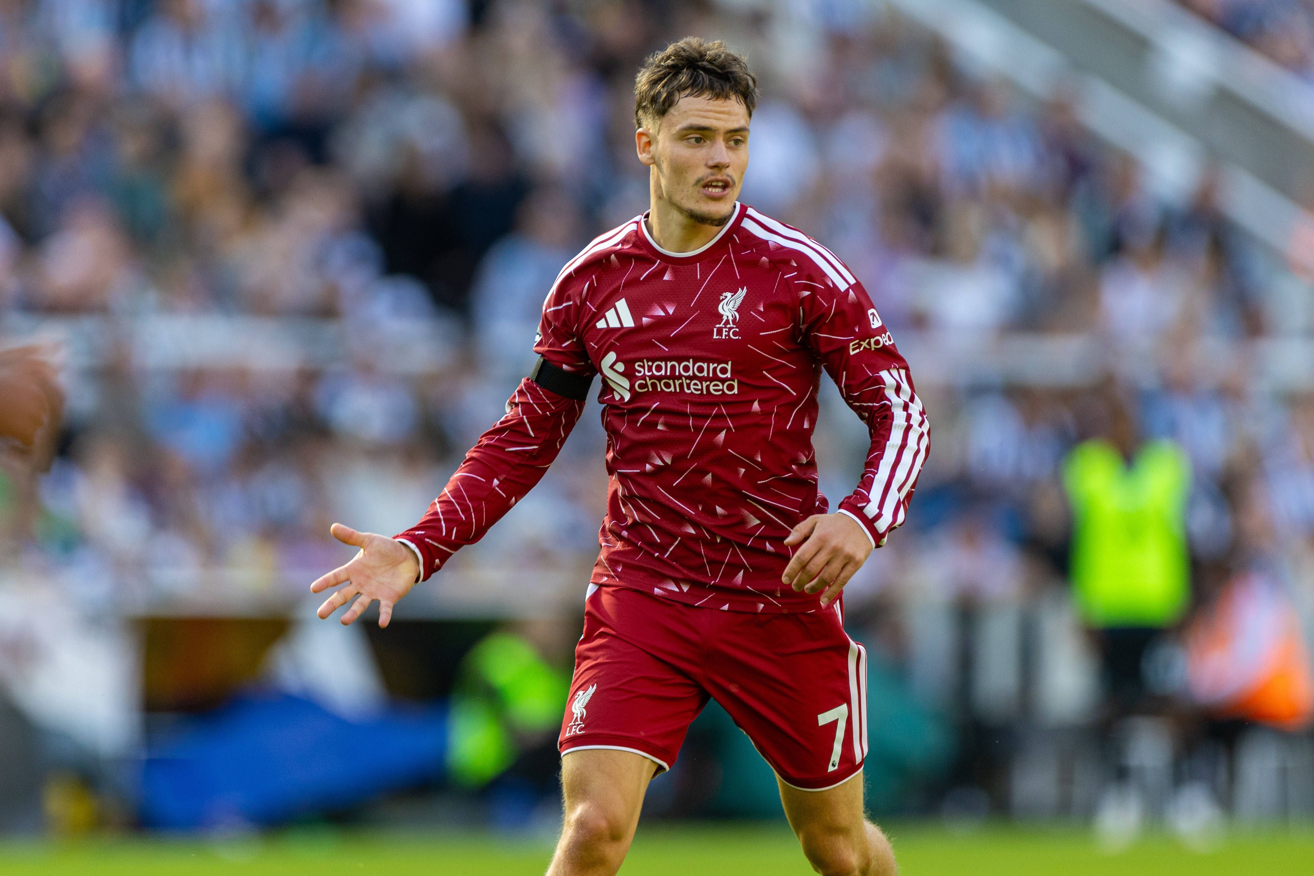 Ein Liverpool-Spieler im roten Trikot läuft während eines Fußballspiels auf dem Spielfeld.