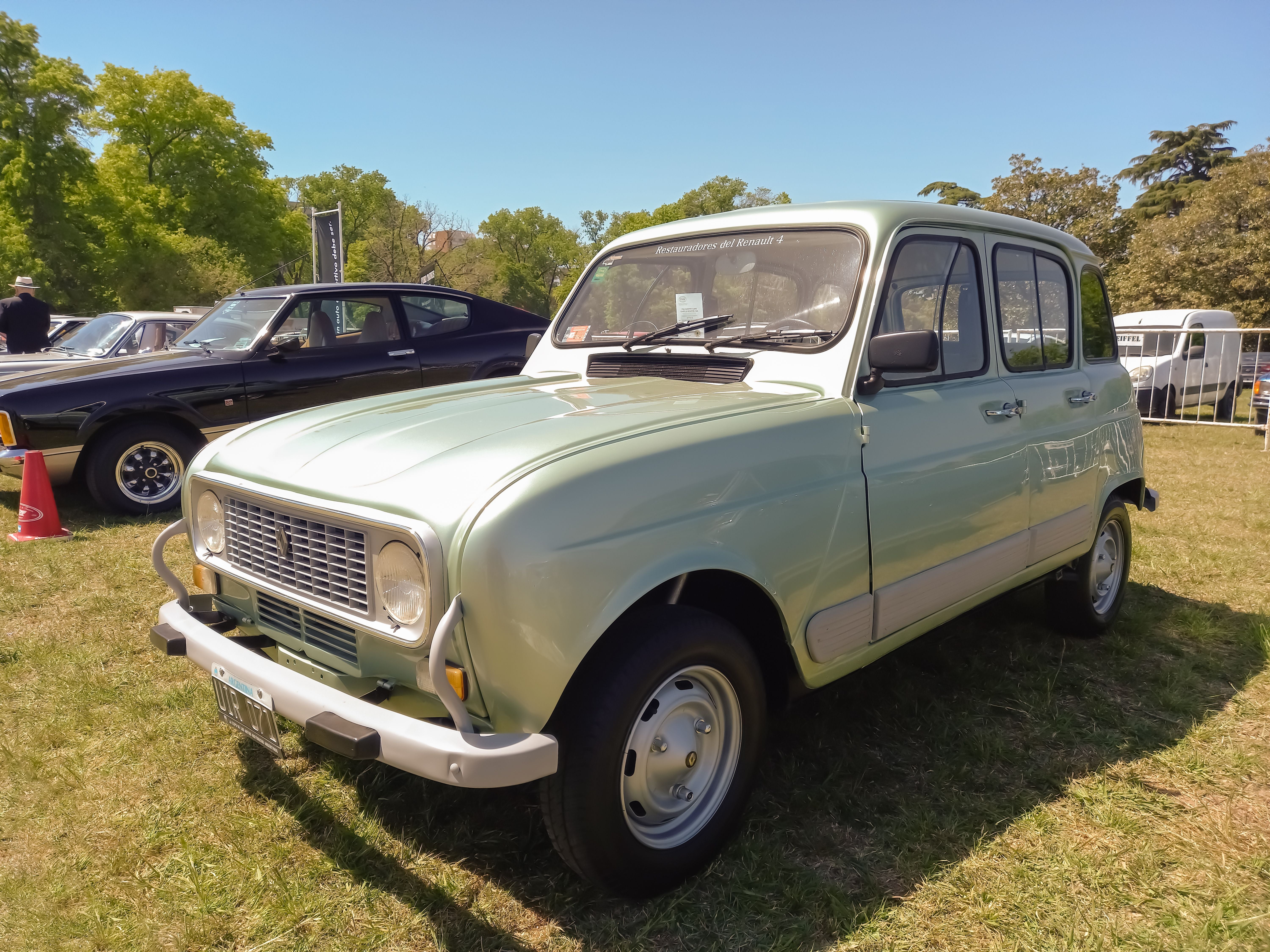 Ein hellgrüner Renault 4 GTL von 1985 steht auf einer Wiese bei einer Oldtimer-Ausstellung.