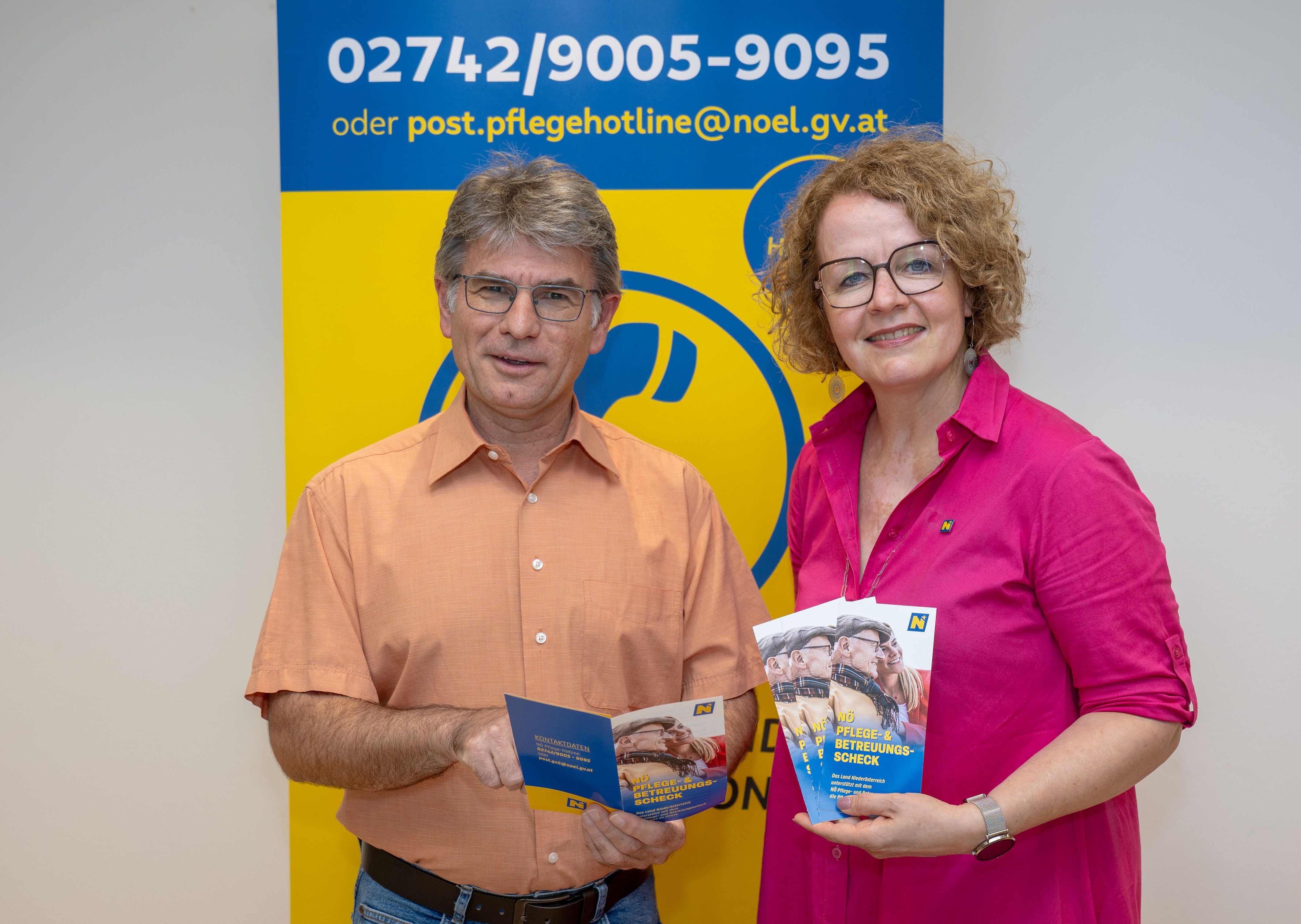 Gerhard Heilig, Leiter der NÖ Pflegehotline, und Sozial-Landesrätin Christiane Teschl-Hofmeister