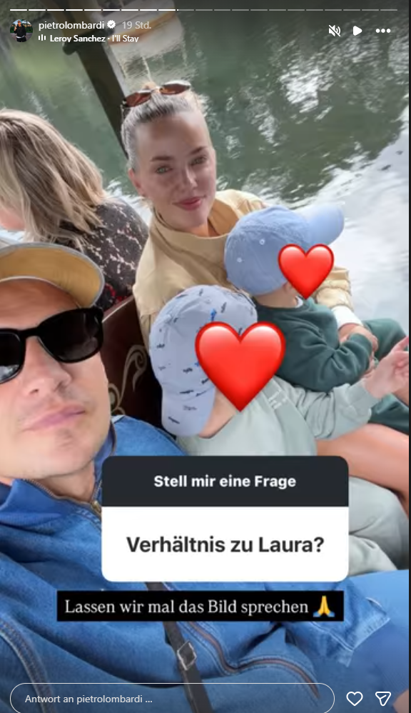 Ein Mann, eine Frau und zwei Kinder sitzen zusammen in einem Boot; zwei Kinderherzen verdeckt.