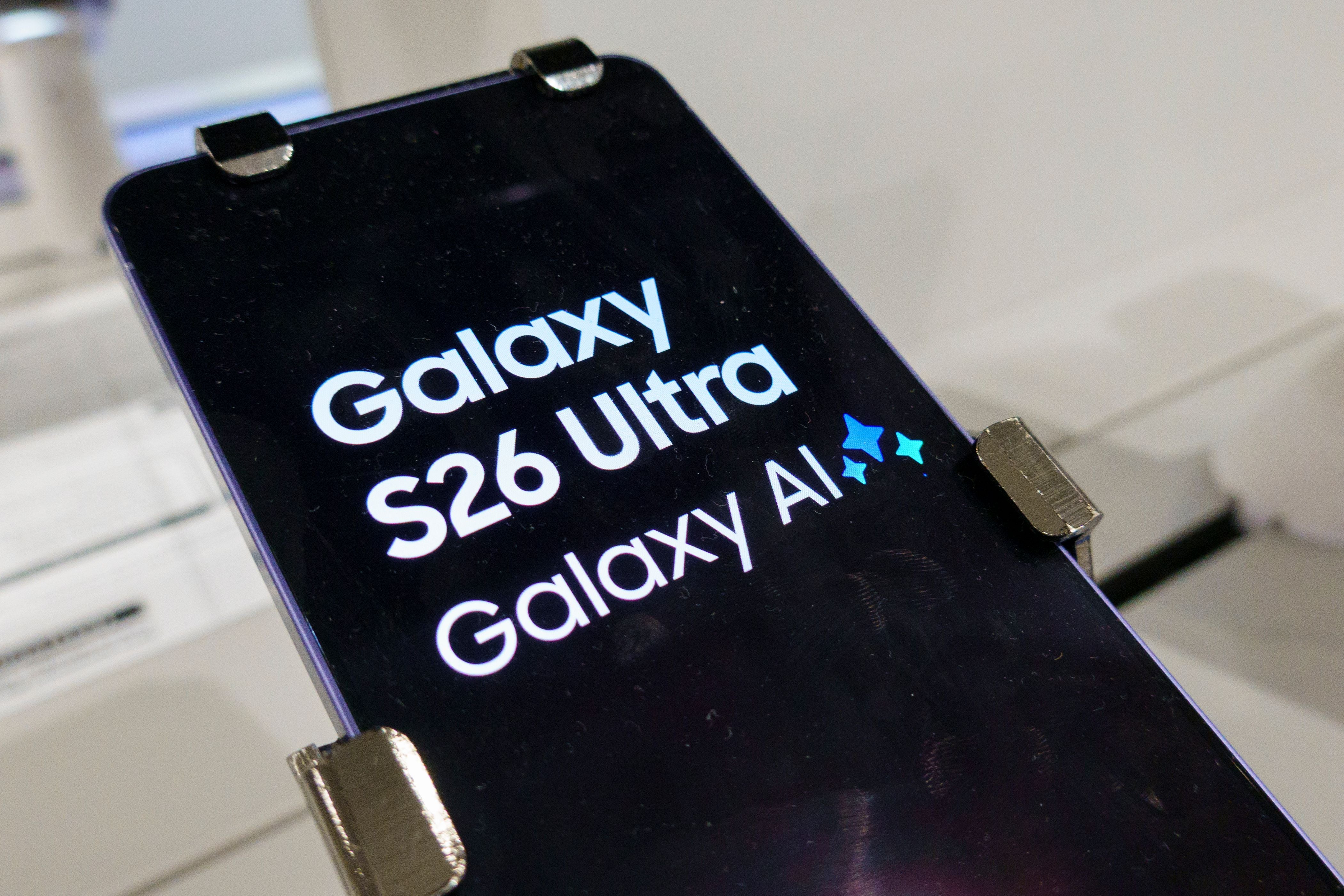 Ein Samsung Galaxy S26 Ultra Smartphone wird mit Galaxy AI Schriftzug ausgestellt.