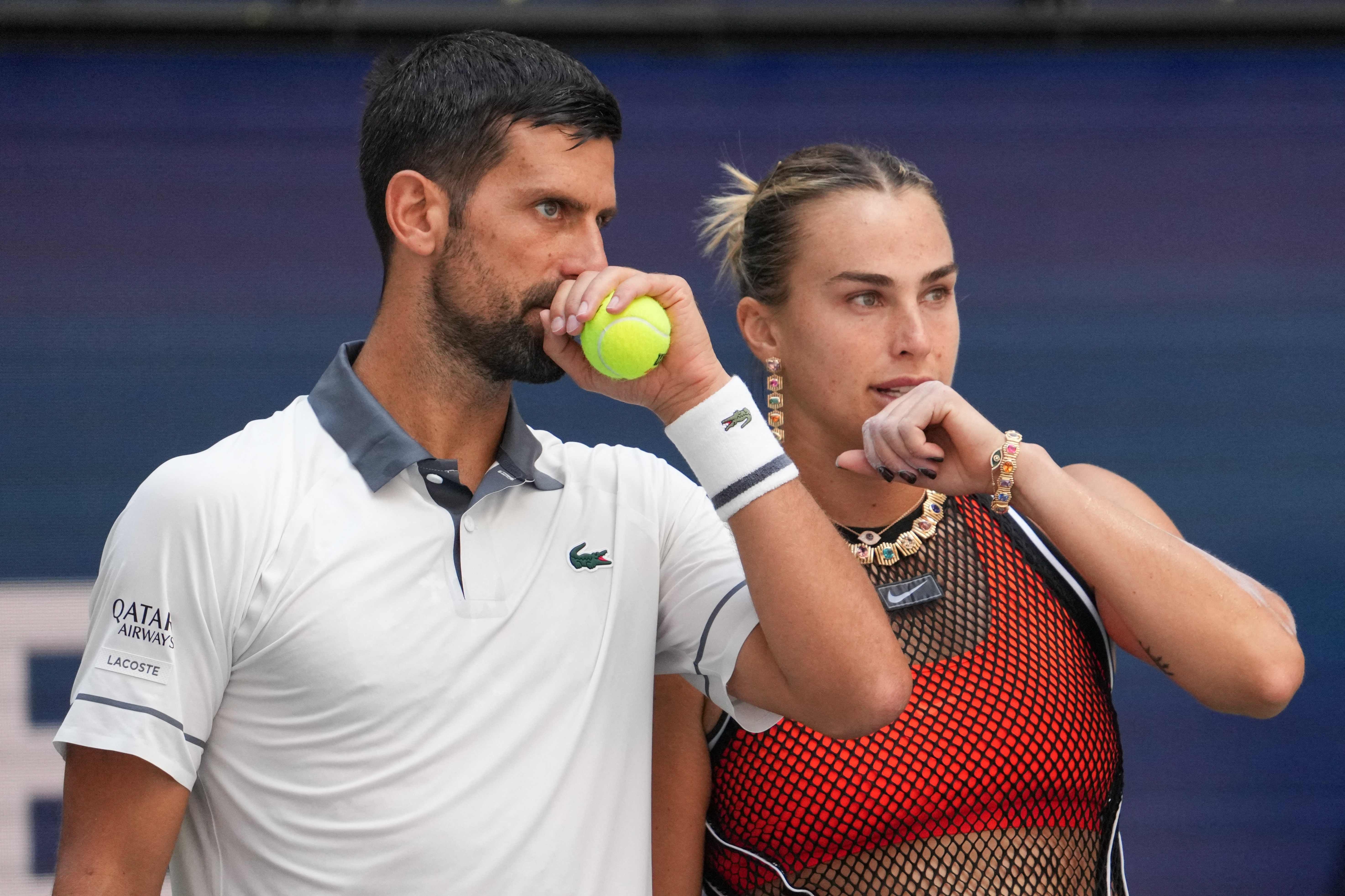Zwei Tennisspieler sprechen sich während eines Mixed-Doppel-Matches auf dem Tennisplatz ab.