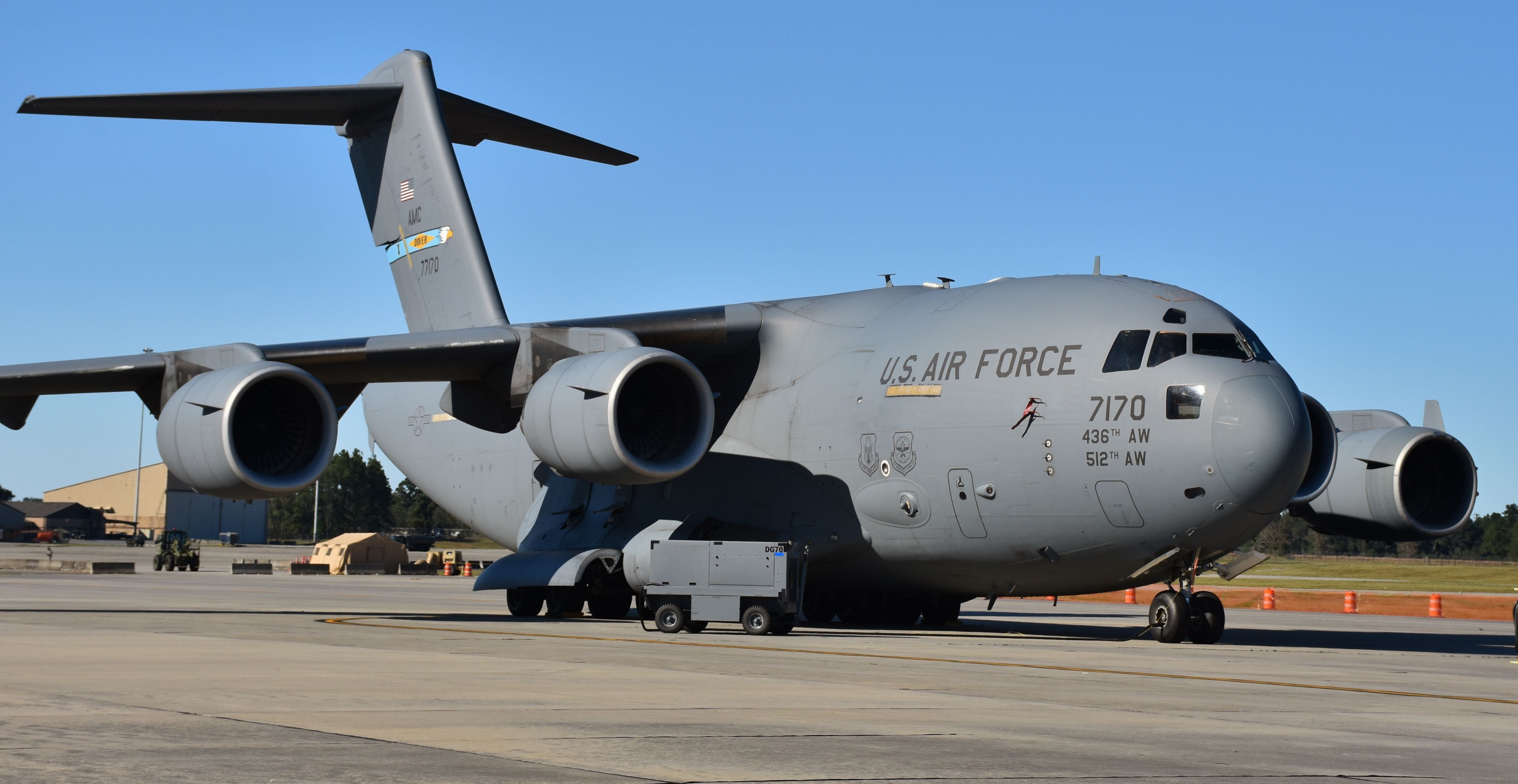 Eine große C-17 Globemaster III der U.S. Air Force steht auf dem Flugfeld einer Militärbasis.