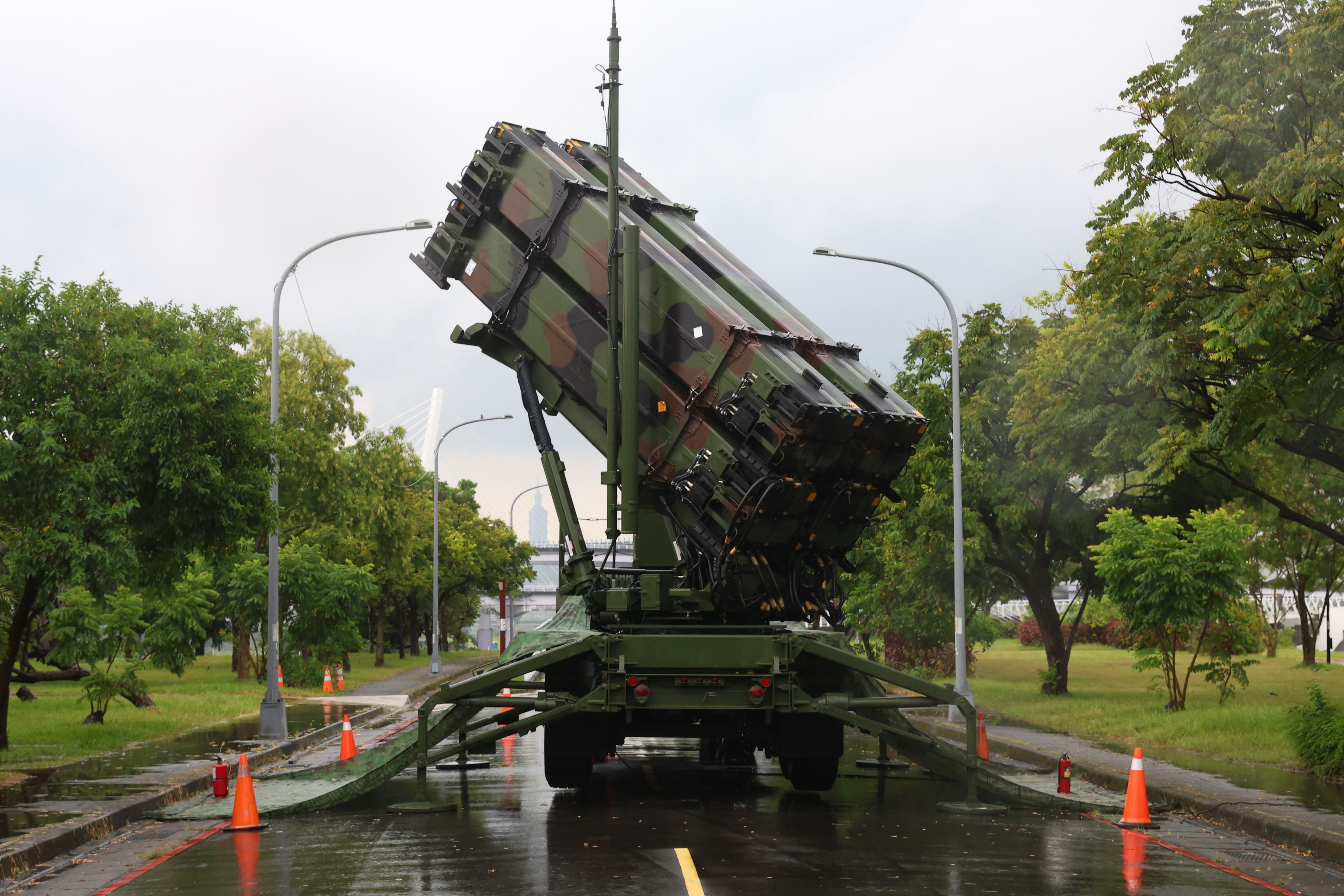 Ein Patriot-Flugabwehrraketensystem der taiwanischen Armee steht in einem Park auf nasser Straße.