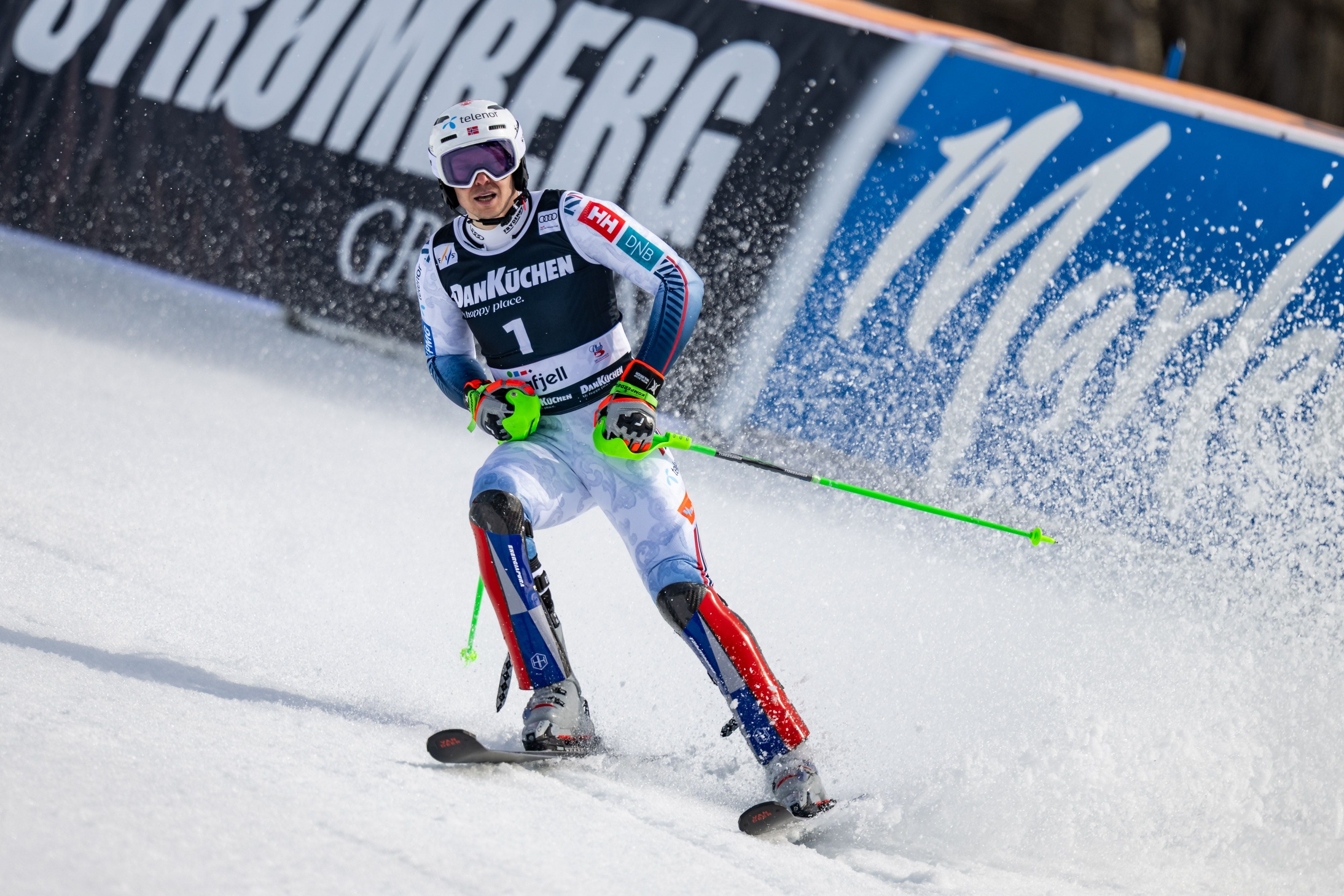 Ein Skirennläufer jubelt im Ziel nach einem Slalomlauf bei einem Weltcup-Rennen im Schnee.