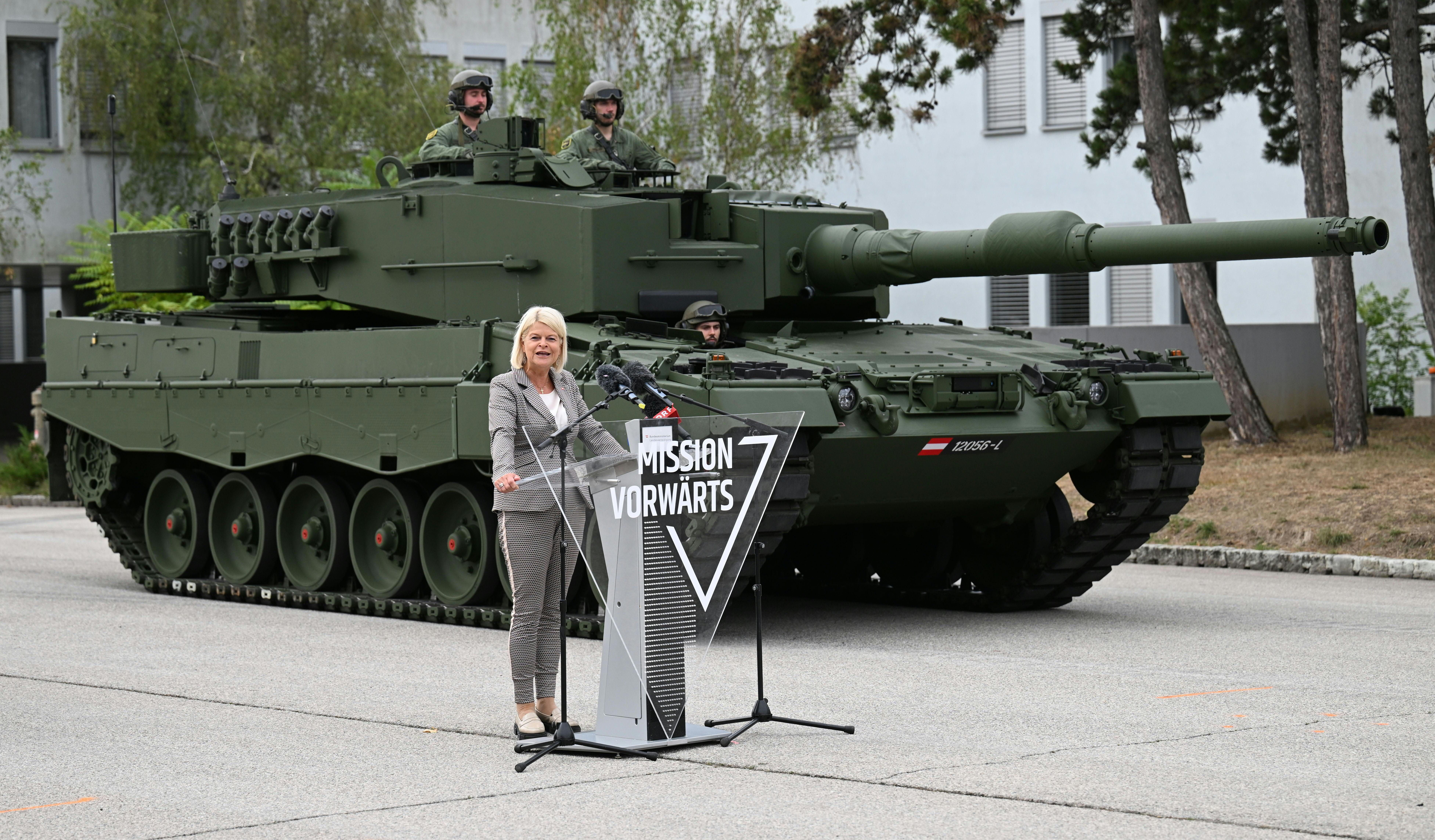 Eine Frau hält eine Rede vor einem Leopard-2A4-Panzer auf einem Kasernengelände.