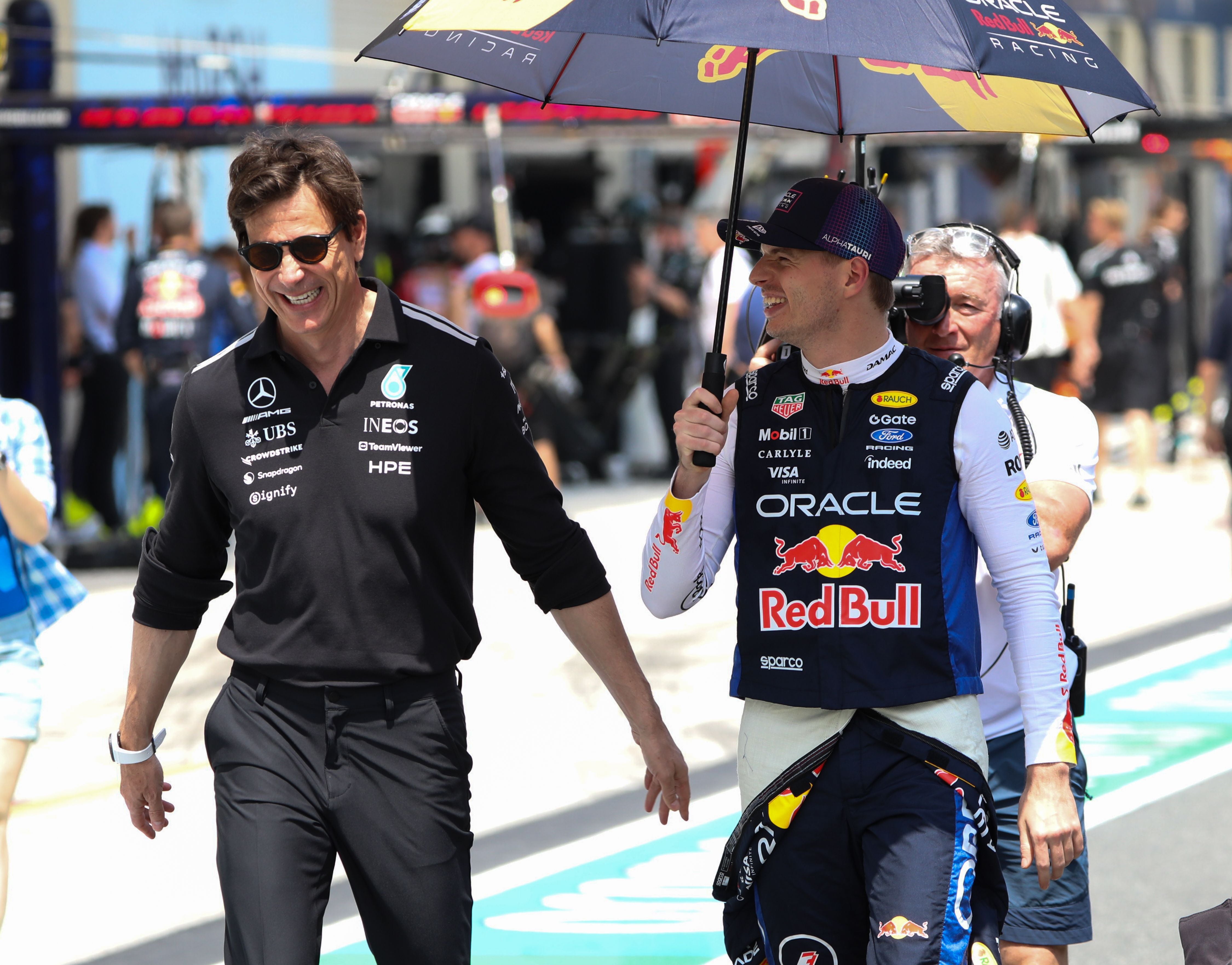 Toto Wolff und Max Verstappen lachen gemeinsam in der Boxengasse beim Miami Grand Prix.