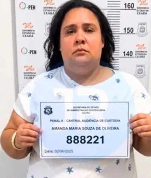Frau steht vor Messskala und hält ein Schild mit Nummer und persönlichen Daten in der Hand.