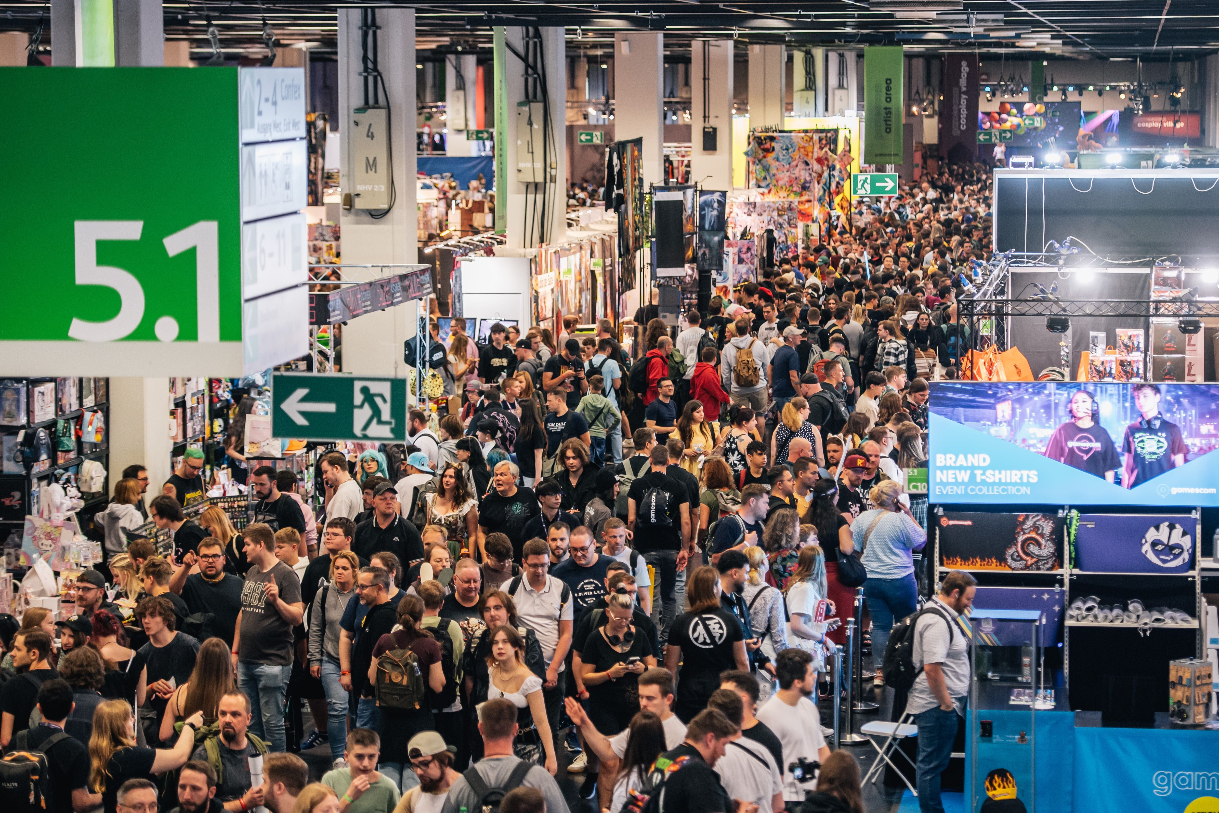 Viele Menschen besuchen die Gamescom 2025 in einer vollen Messehalle in Köln.