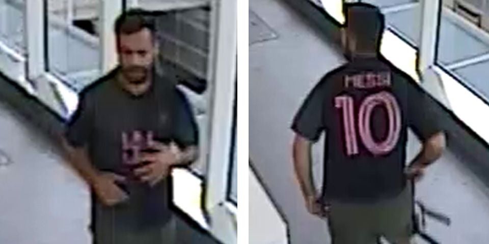 Polizei fahndet nach diesem Mann mit dem auffälligen Messi-Leiberl.