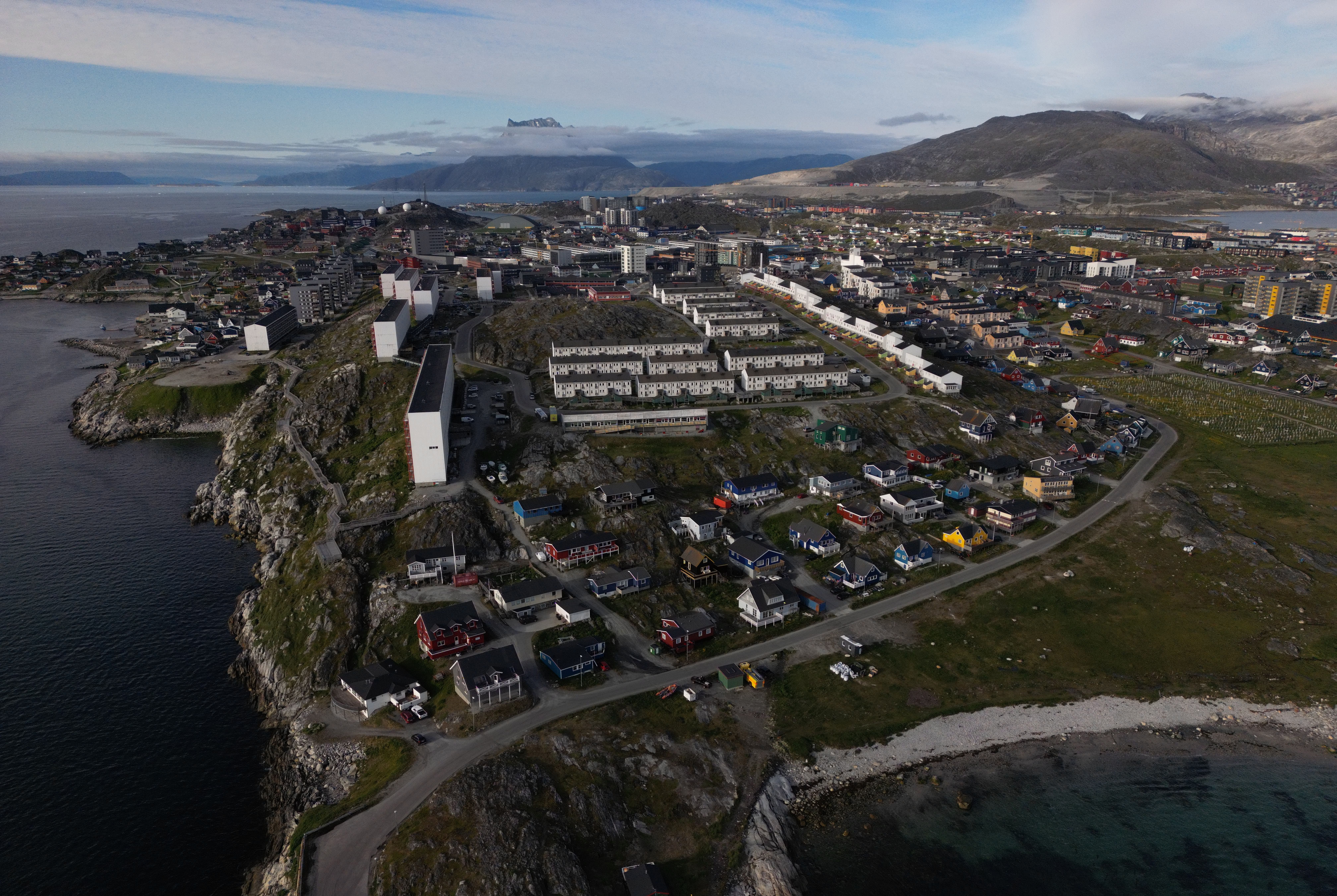 Luftaufnahme von Wohnhäusern und Apartmentgebäuden an der Küste von Nuuk, Grönland.