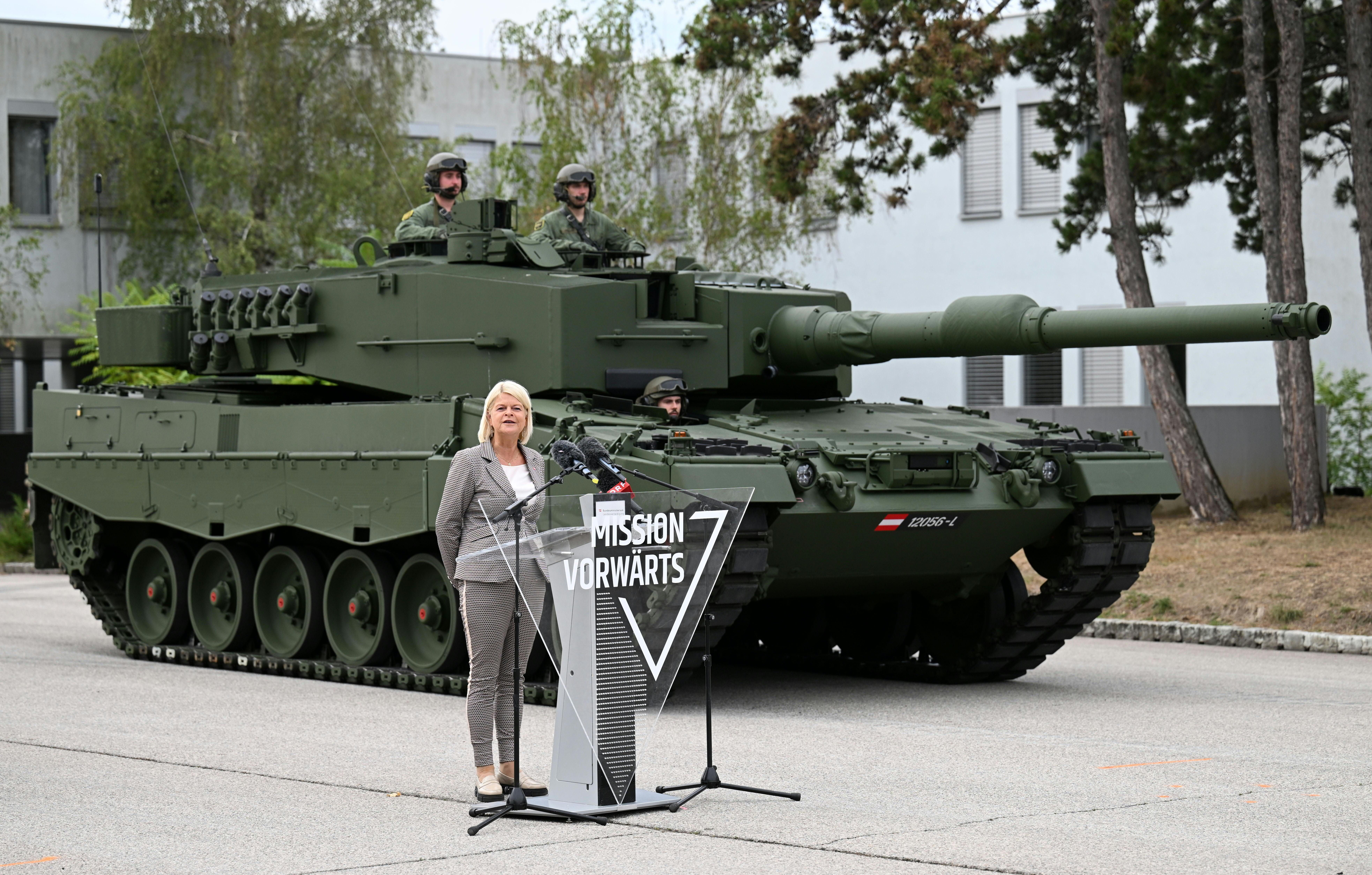Verteidigungsministerin Klaudia Tanner (ÖVP) anlässlich der Übergabe der modernisierten Schützenpanzer "Ulan" und Kampfpanzer "Leopard" 2A4 an das Bundesheer in der Jansa-Kaserne.