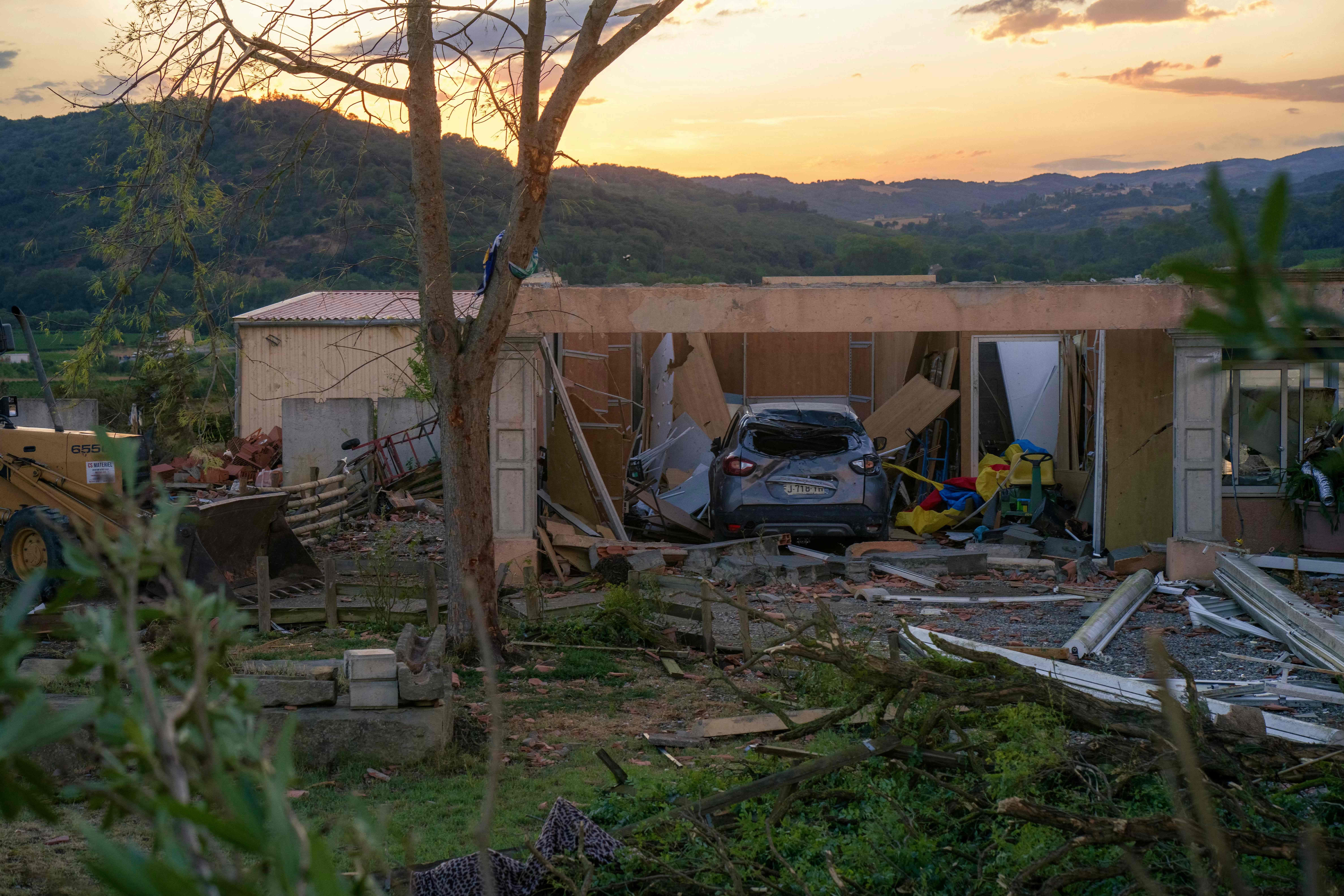 Zerstörtes Haus mit eingestürztem Dach und beschädigtem Auto nach Tornado in Pomas, Frankreich.
