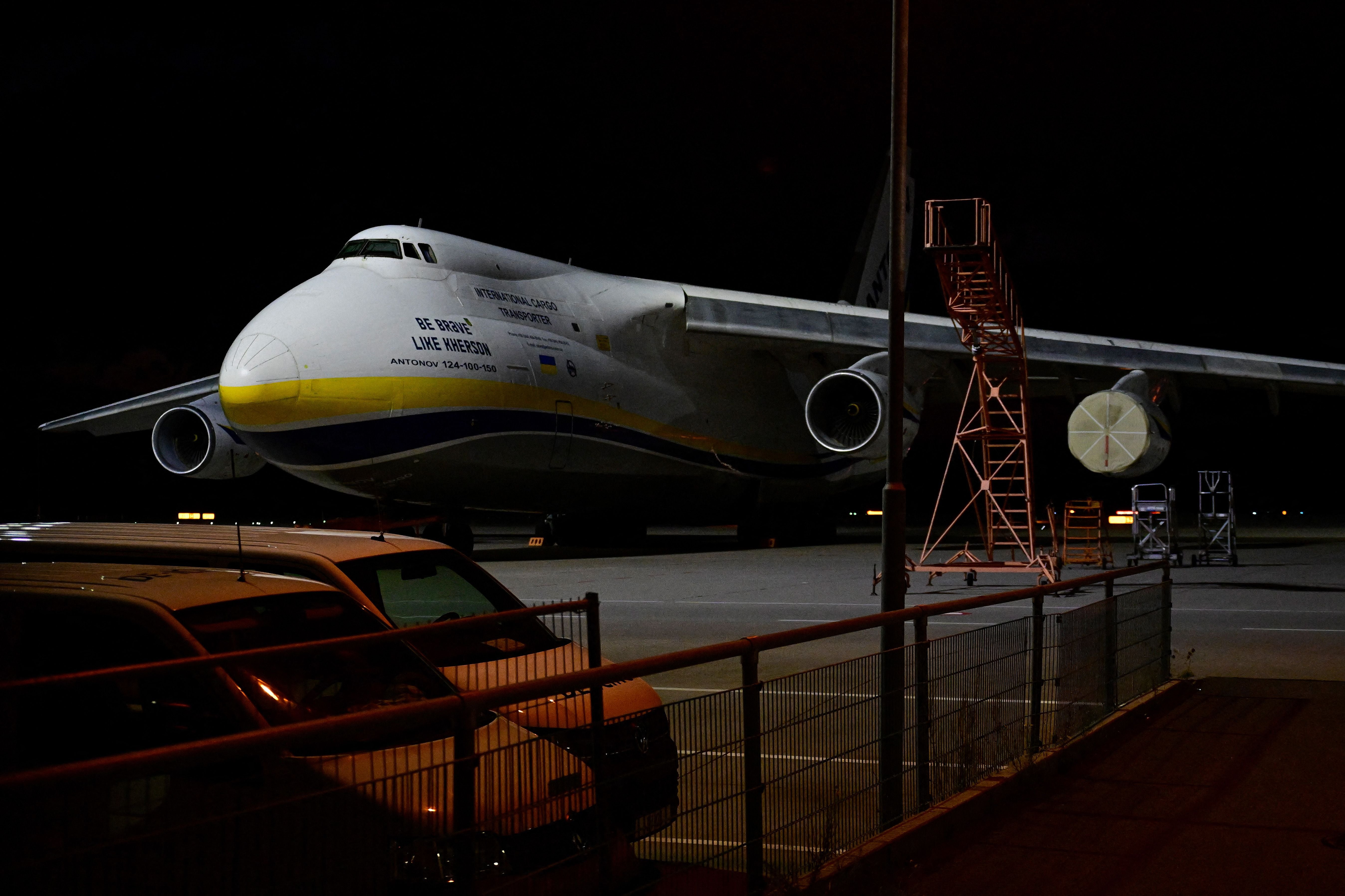 Ein ukrainisches Antonov-Frachtflugzeug steht nachts auf dem Flughafen Leipzig-Halle.