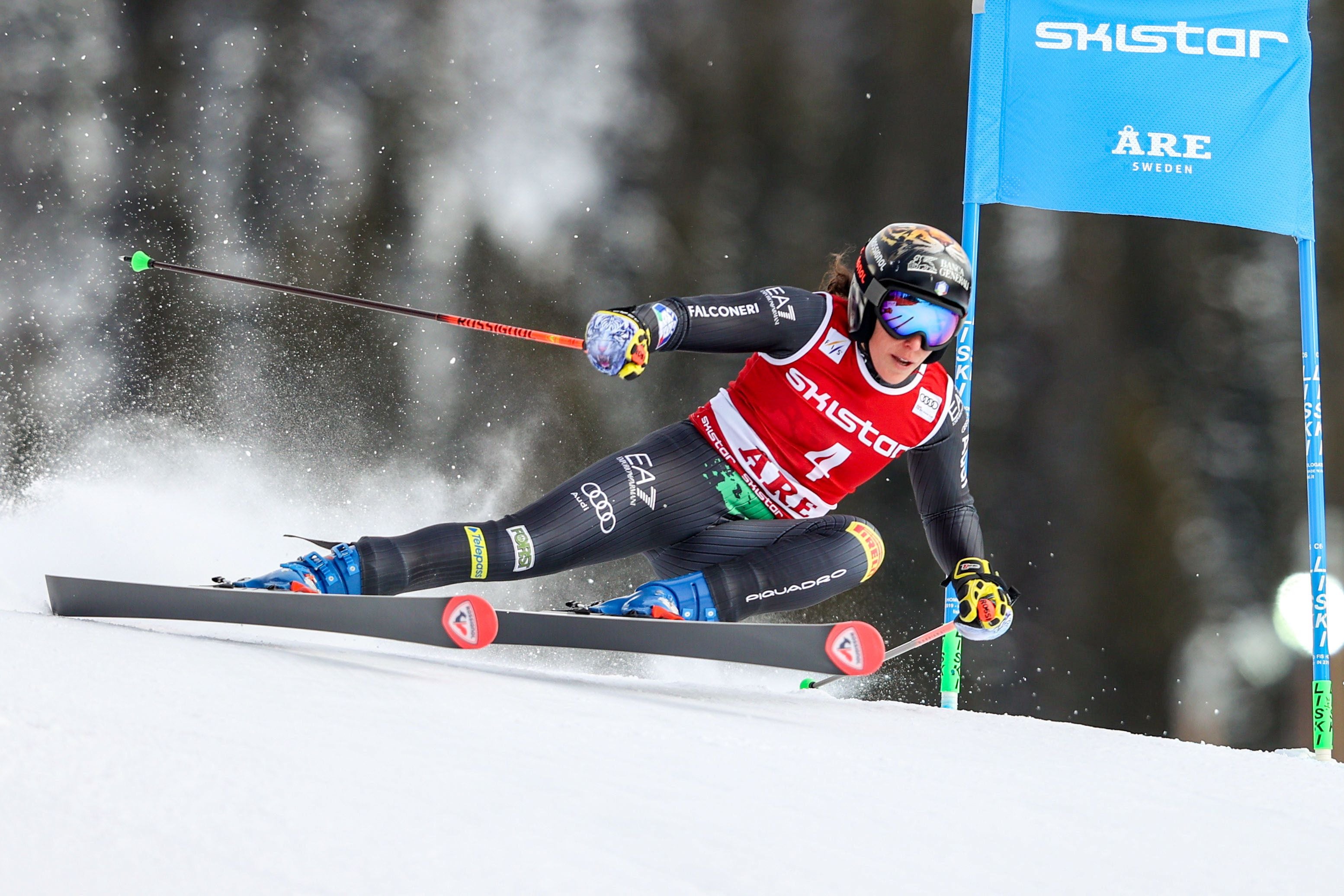 Skirennläuferin fährt beim Riesenslalom in Åre, Schweden, um ein Tor.