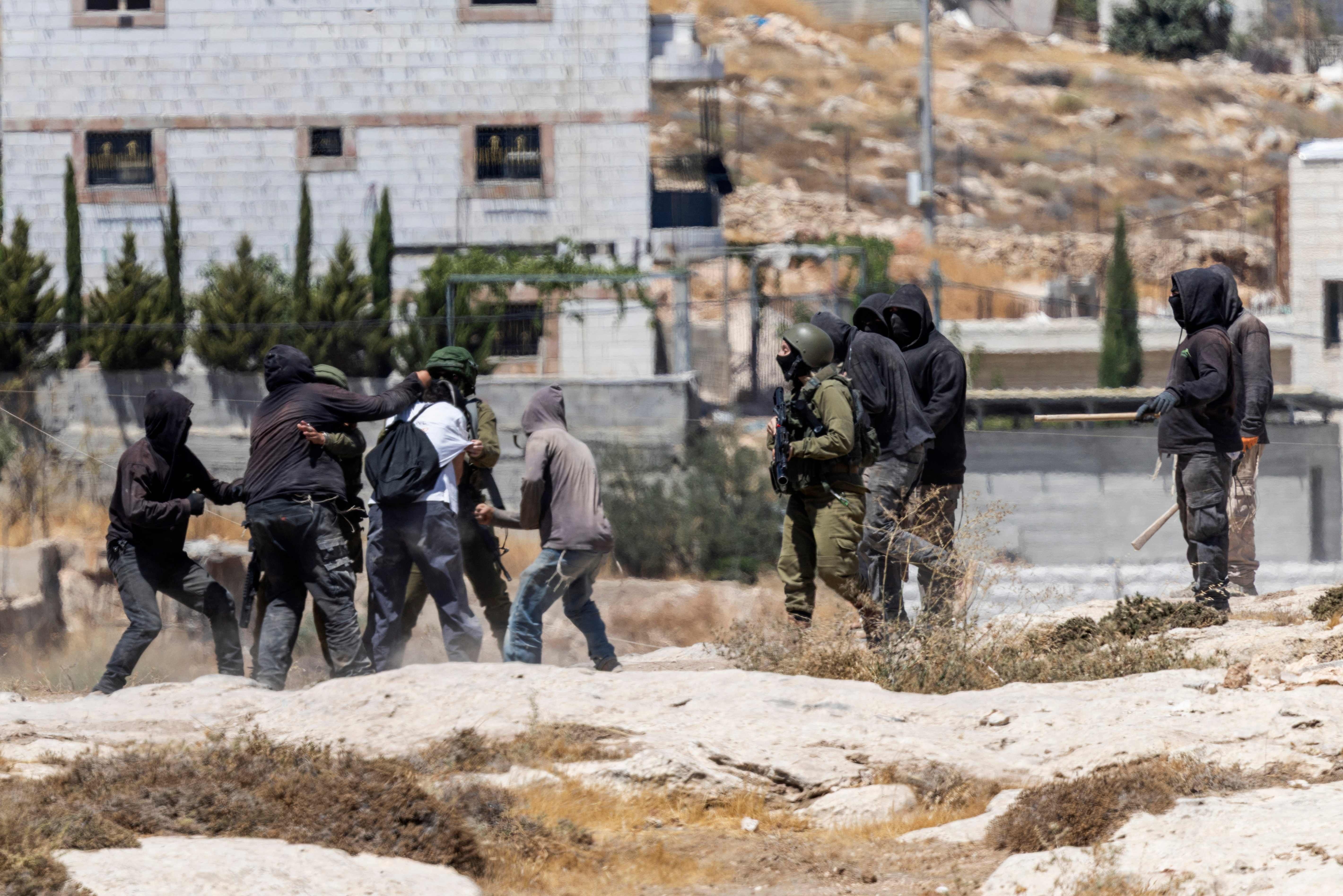 Israeli Siedler und Aktivisten geraten in Jannatah aneinander, Soldaten greifen ein.