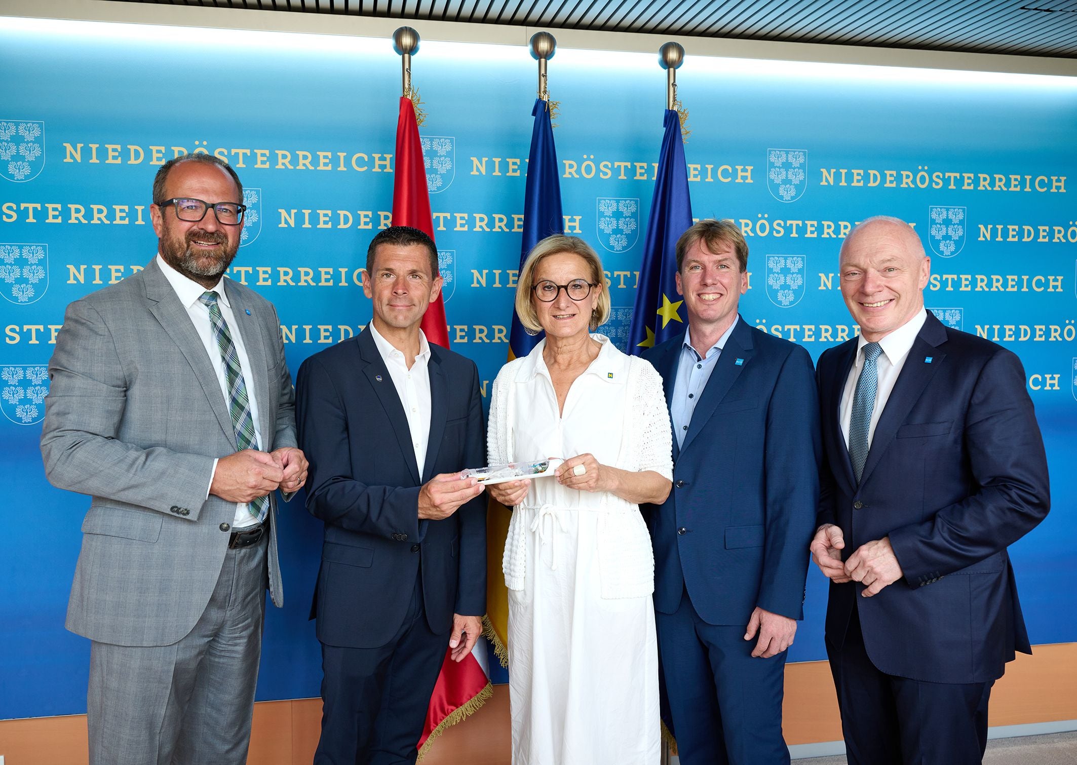 ecoplus Prokurist Bernhard Ebner, Markus Zeilinger, Leiter des Kompetenzzentrums für Präklinische Bildgebung und Medizintechnik der FH Wiener Neustadt, Landeshauptfrau Johanna Mikl-Leitner, Rainer Gotsbacher, ecoplus Technopolmanager Wiener Neustadt, und ecoplus Geschäftsführer Helmut Miernicki
