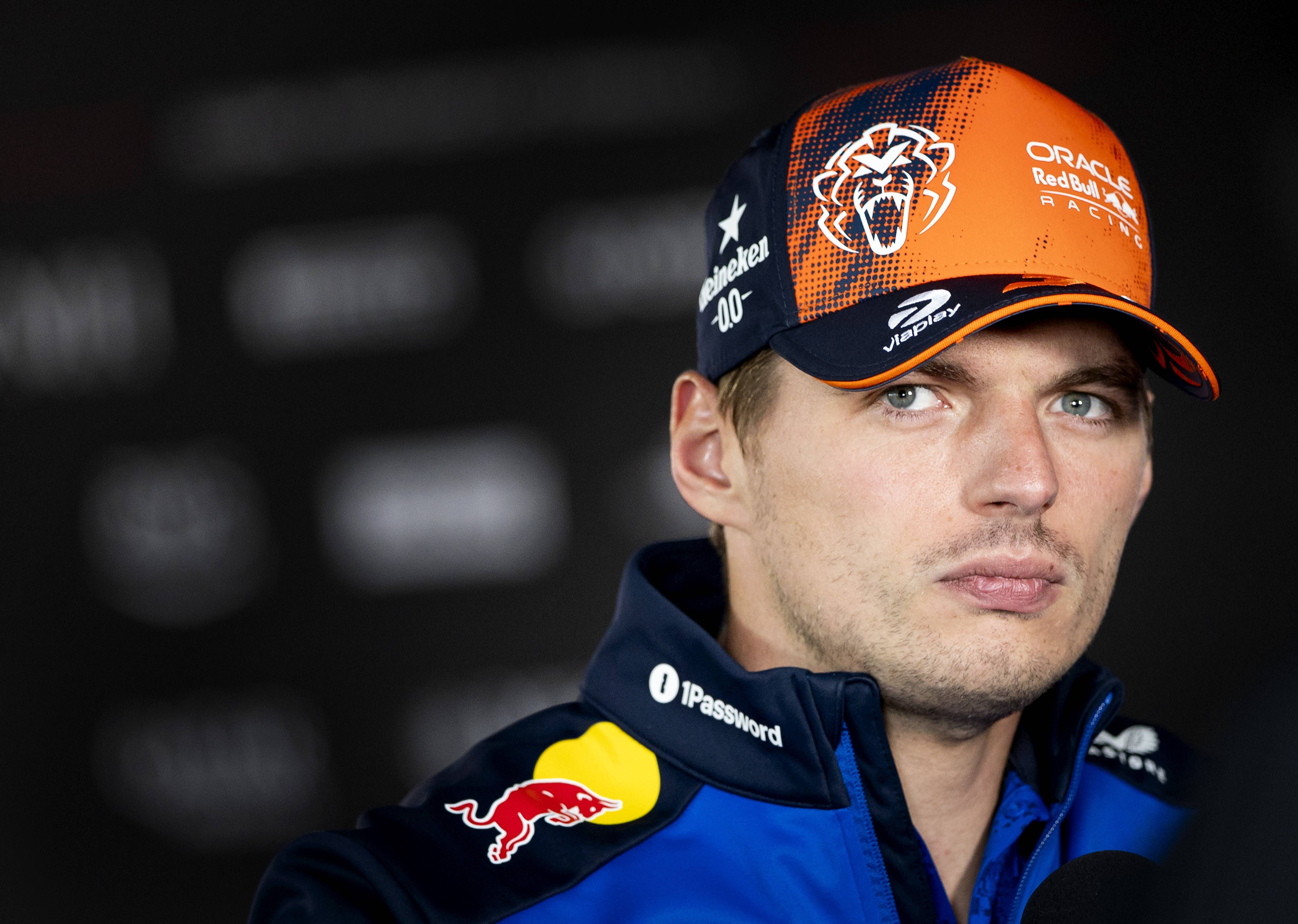 Ein Mann mit Red Bull Racing Kappe spricht bei einer Pressekonferenz in Zandvoort.