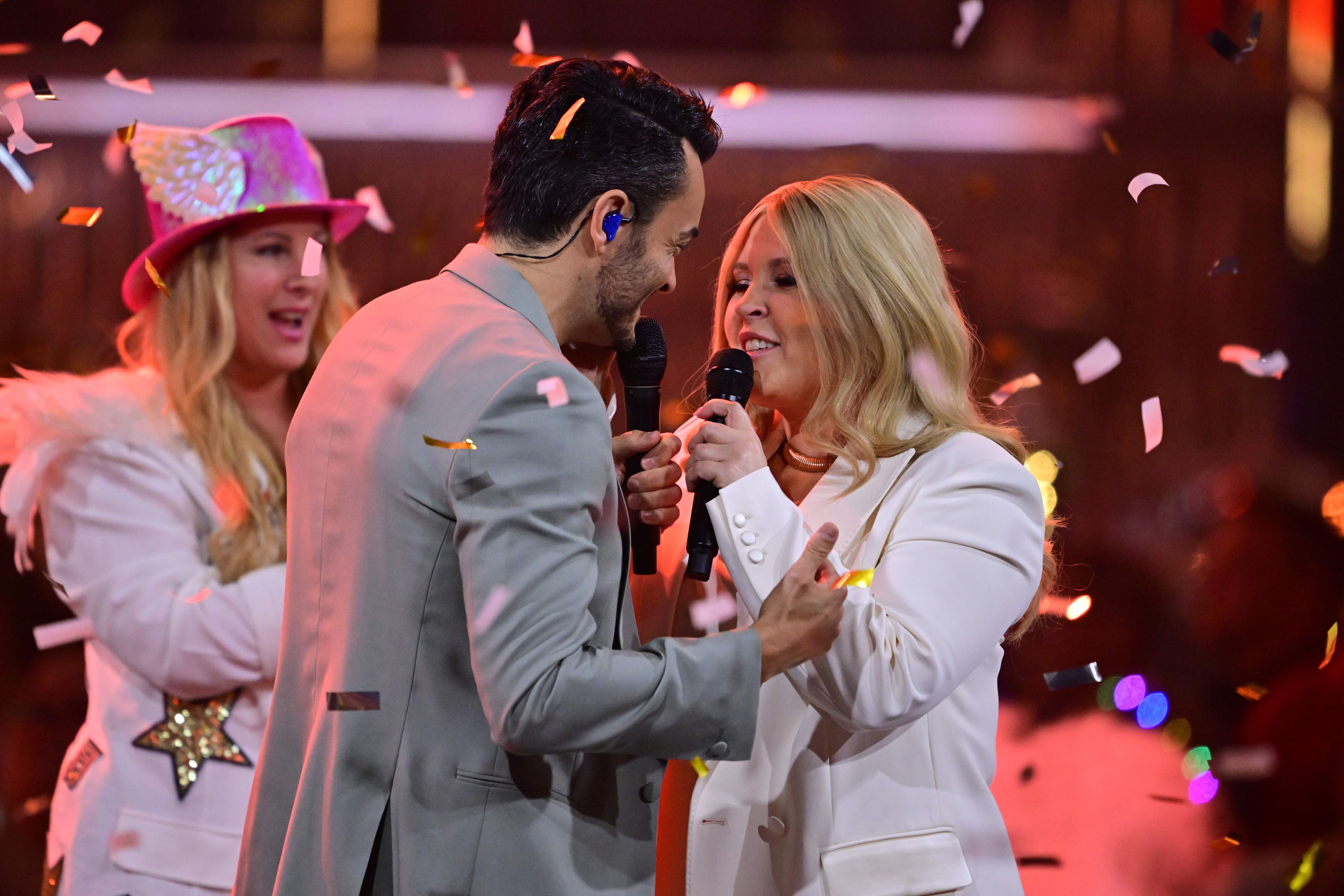 Giovanni Zarrella und Maite Kelly singen auf der Bühne, umgeben von Konfetti.