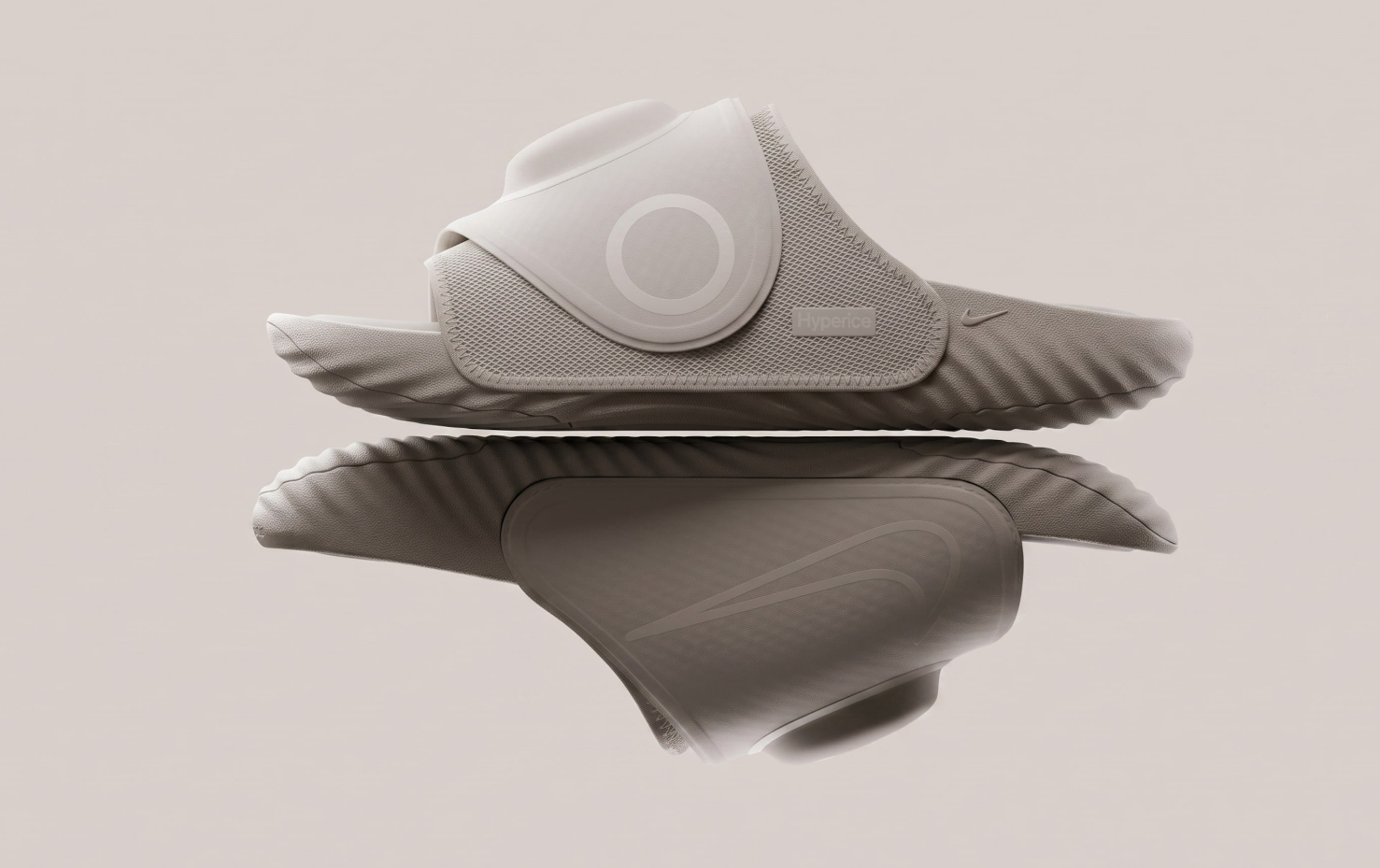 Beiger futuristischer Schuh mit reflektierender Spiegelung auf glänzender Oberfläche.