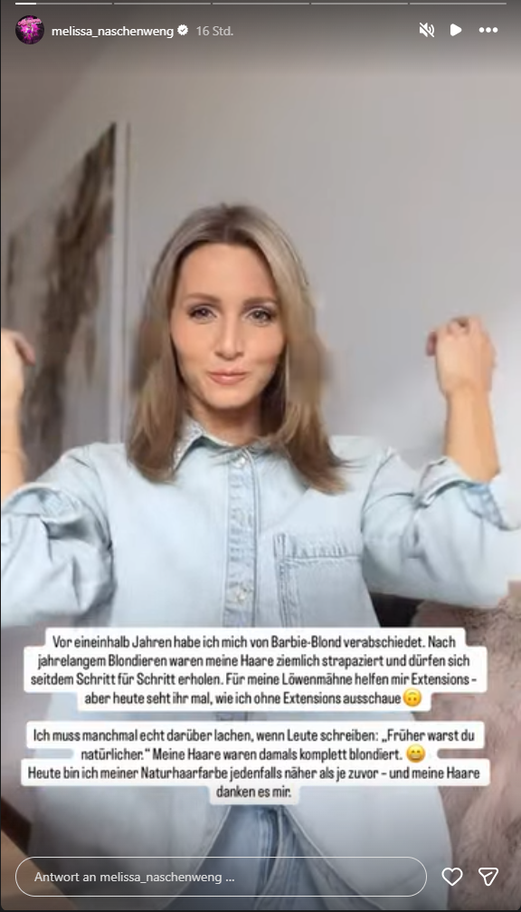 Eine Frau mit schulterlangen, naturblonden Haaren hebt lächelnd die Arme, Text ist eingeblendet.