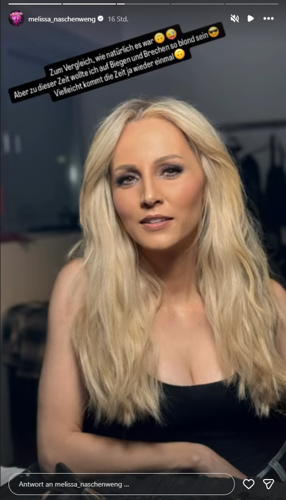 Frau mit langen, blonden Haaren und schwarzem Top blickt in die Kamera.