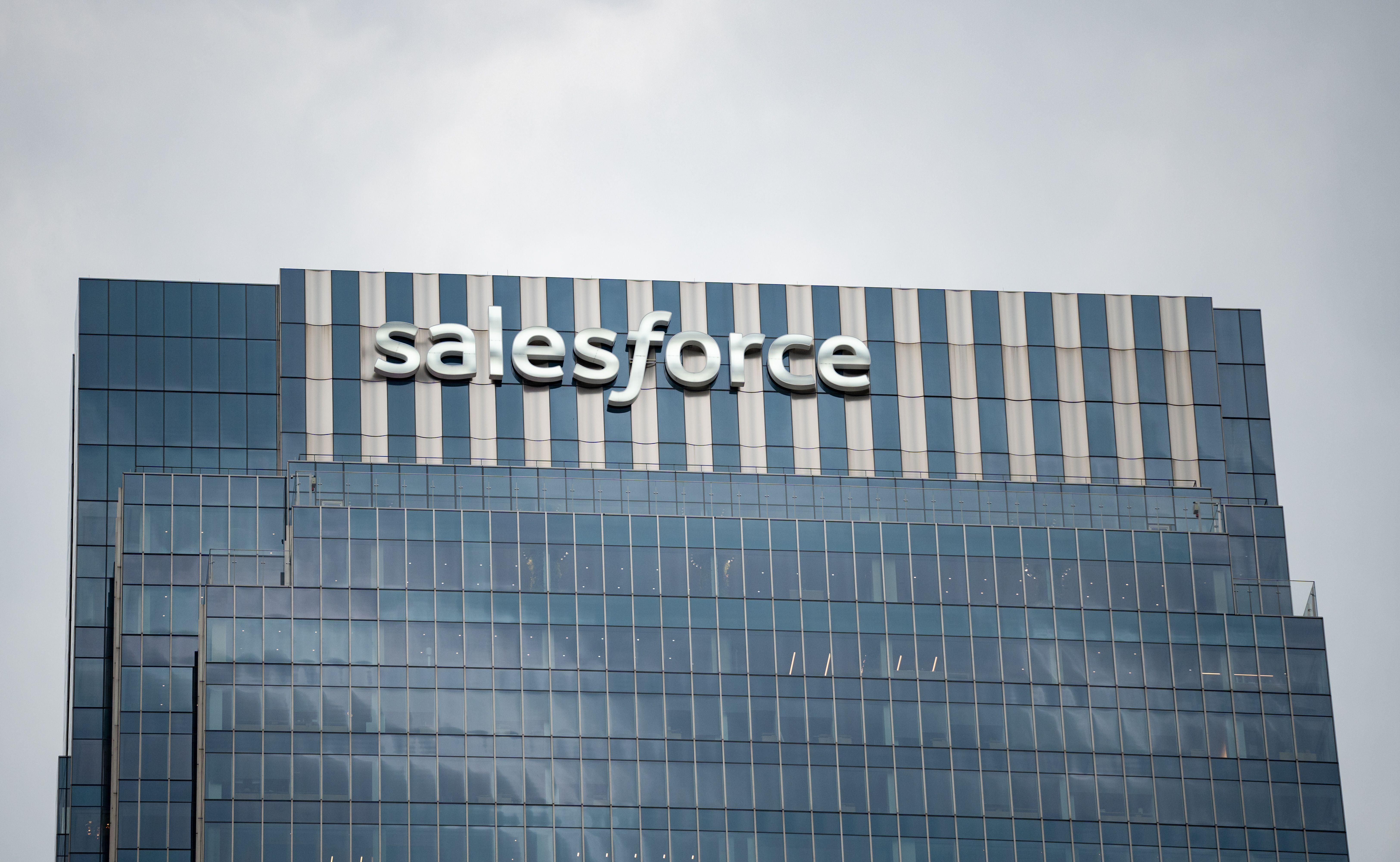 Glasfassade des Salesforce-Turms in Chicago mit großem Salesforce-Logo oben am Gebäude.