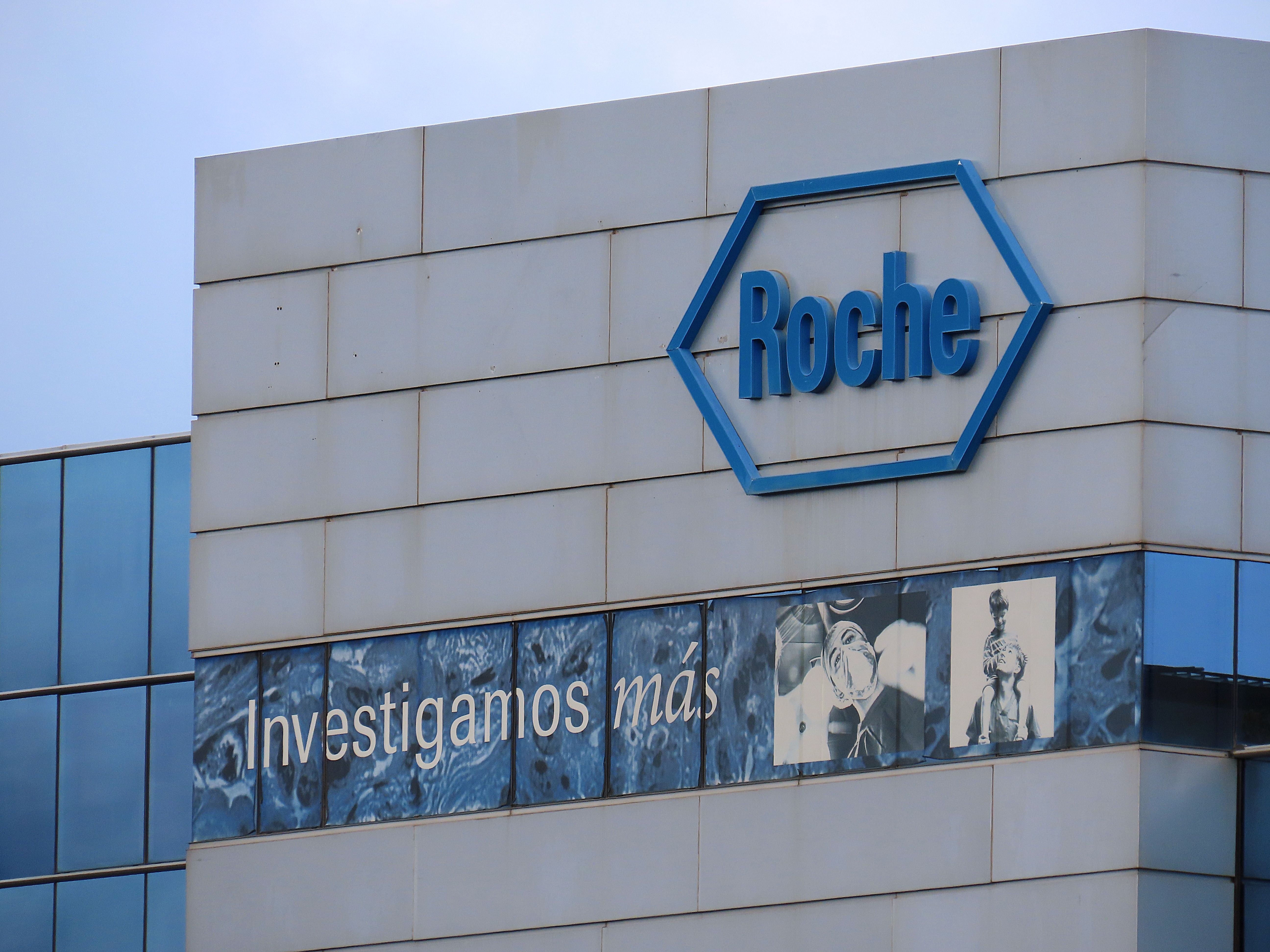 Gebäude mit Roche-Logo und dem Schriftzug "Investigamos más" an der Fassade.