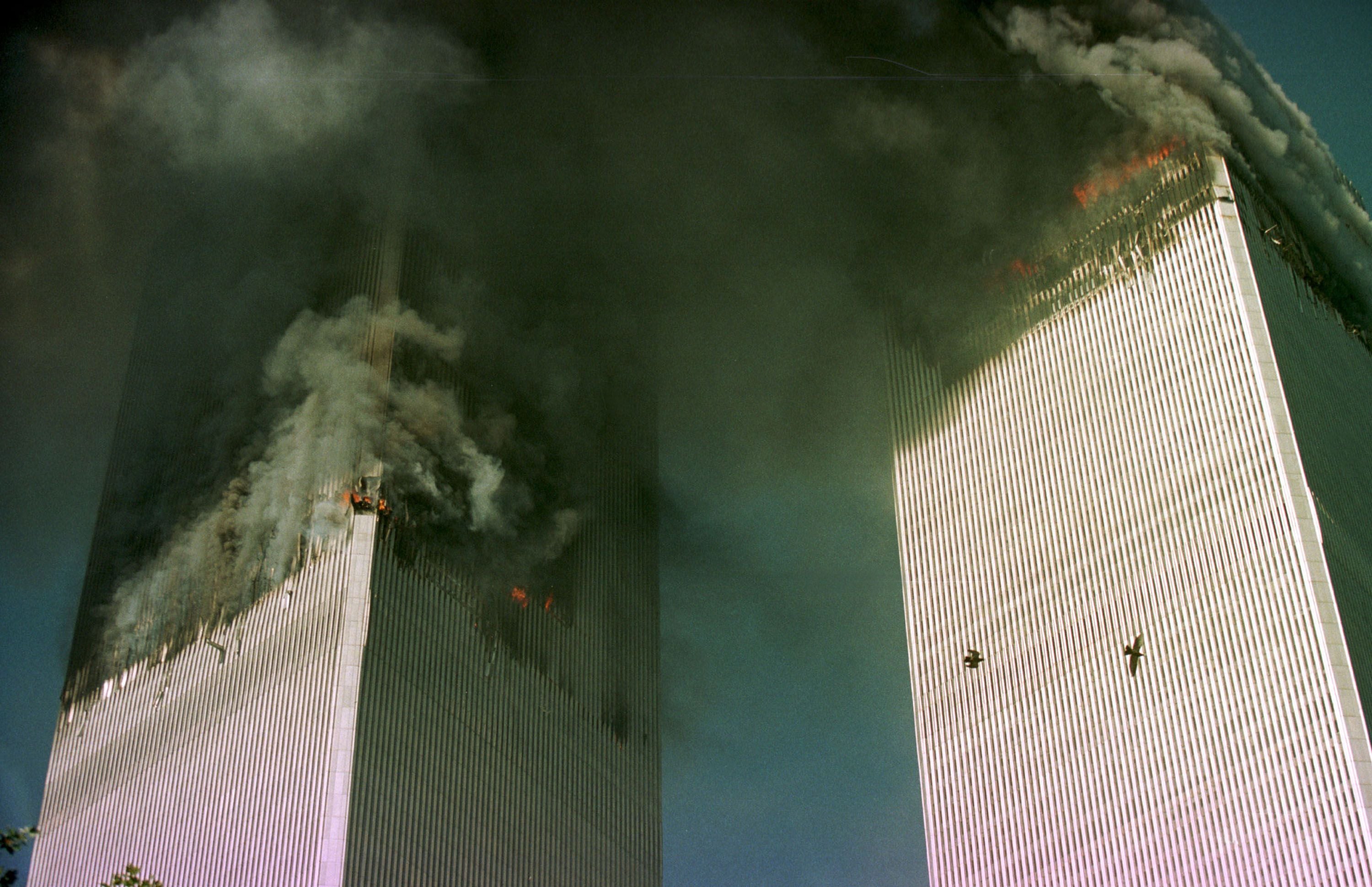 Die brennenden Zwillingstürme des World Trade Centers mit Rauch und Flammen am 11. September 2001.