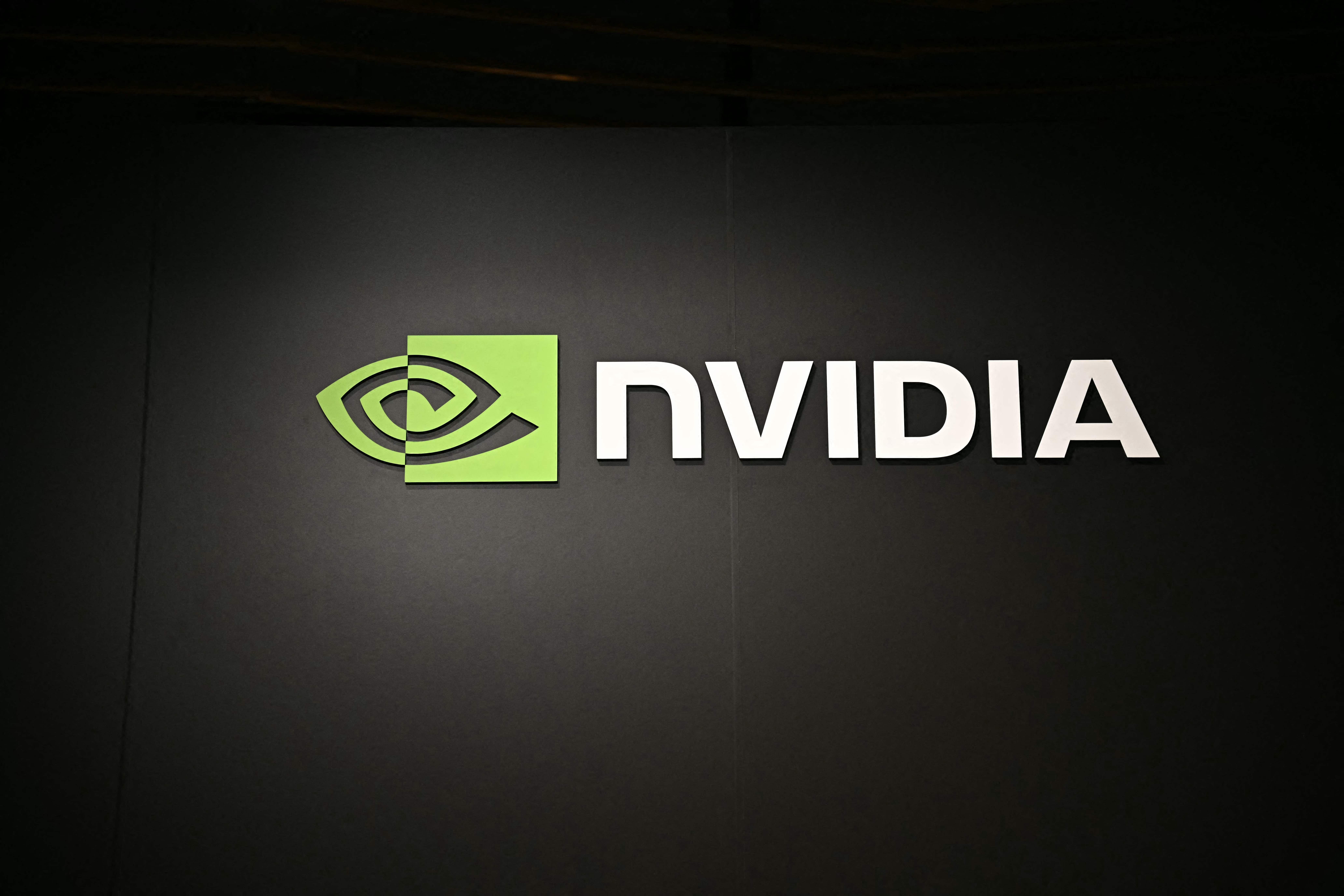 Nvidia-Logo auf schwarzem Hintergrund, links grünes Augensymbol, rechts weißer Schriftzug.