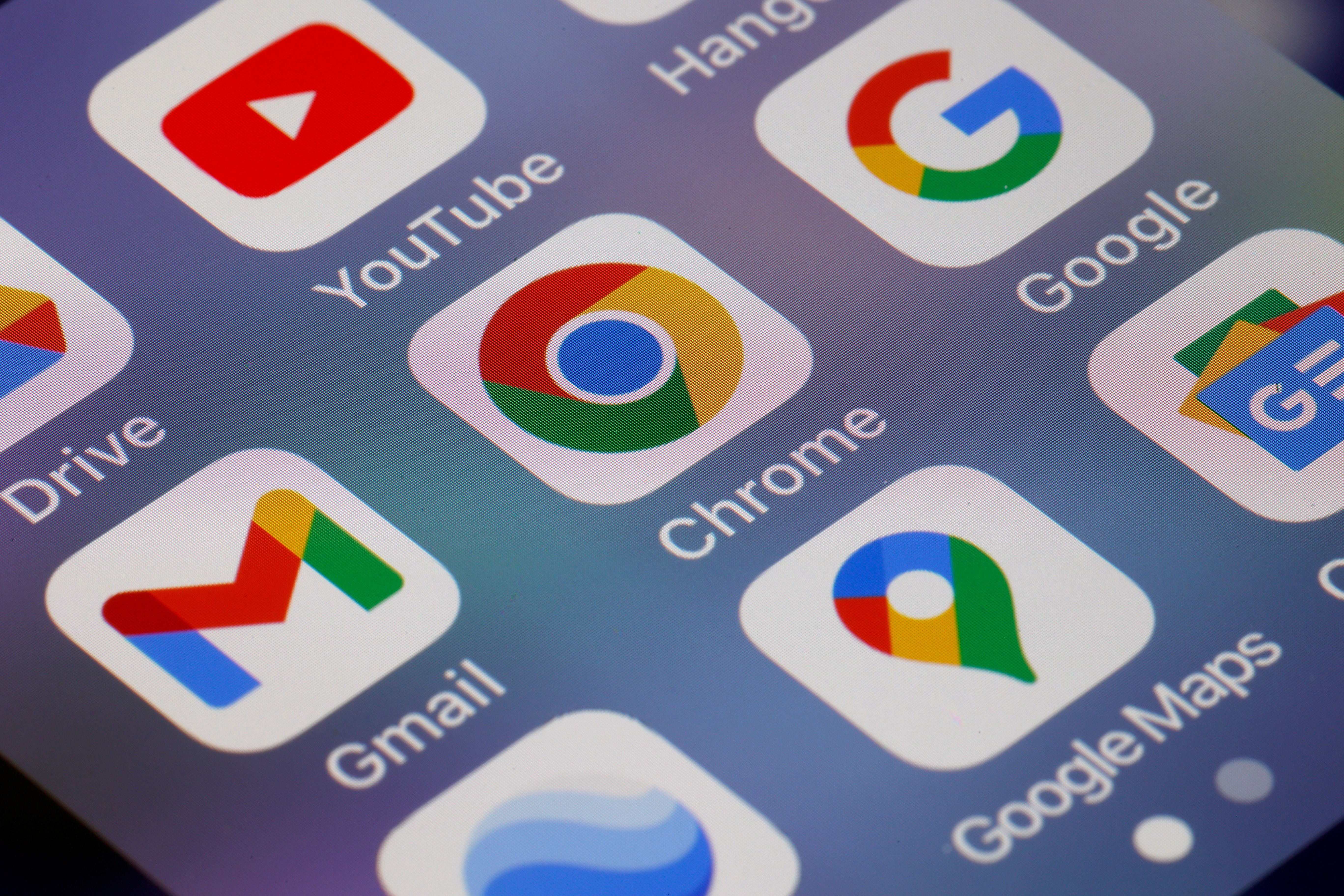 Mehrere Google-App-Symbole wie Chrome, Gmail und Maps auf einem Smartphone-Bildschirm.