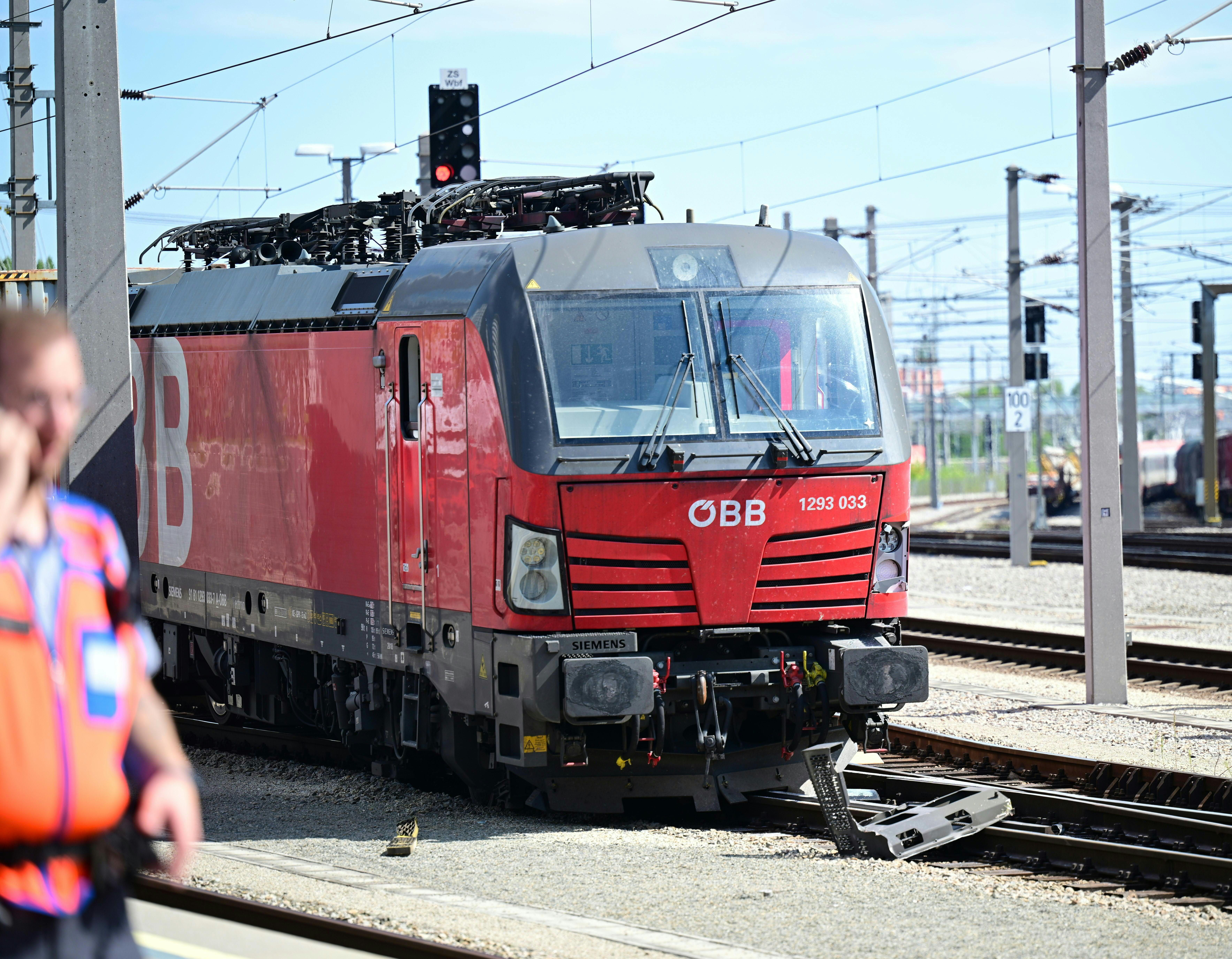 Lok der Güterzug-Garnitur sprang aus den Schienen.