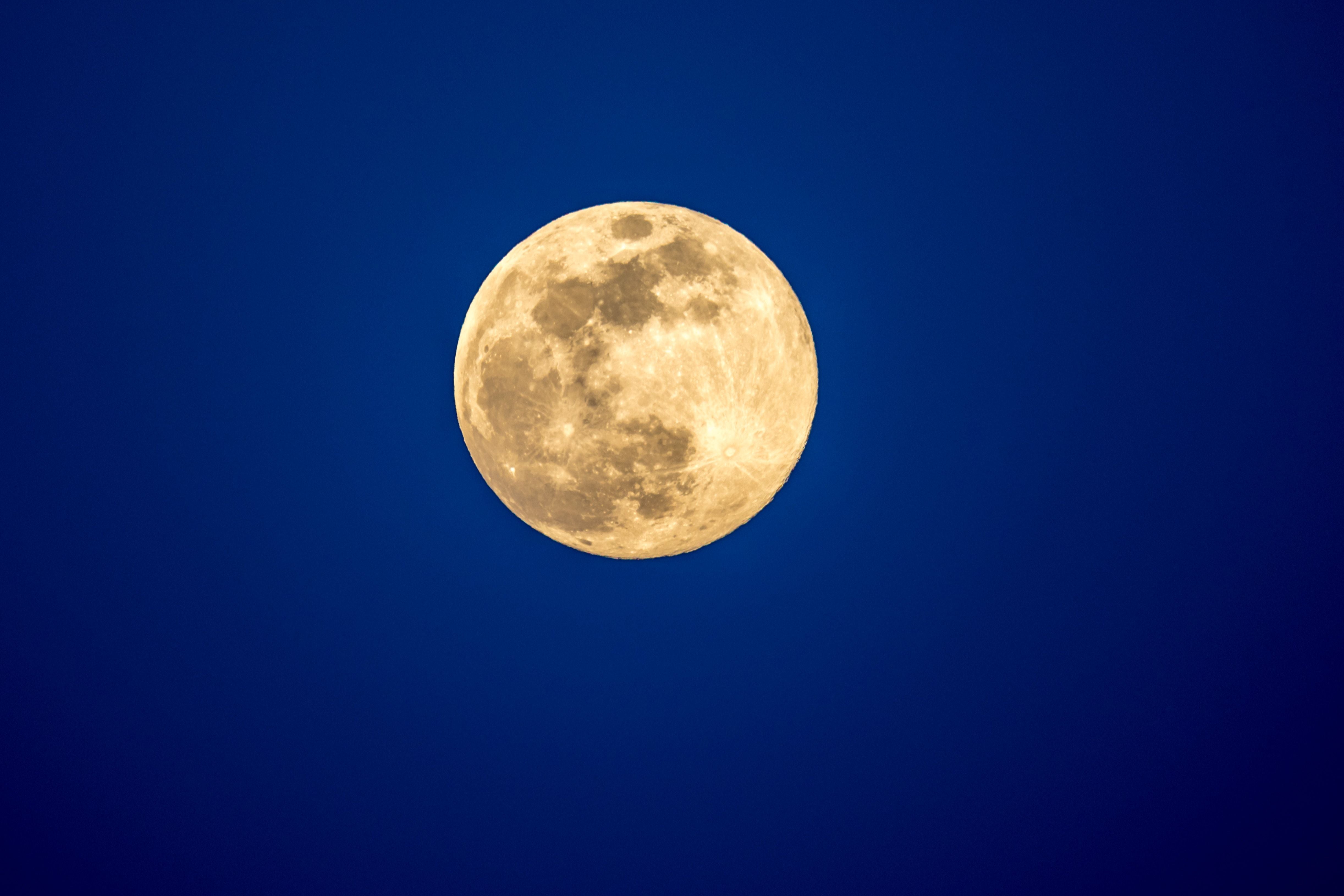 Vollmond am Nachthimmel mit leuchtenden Details der Mondoberfläche.