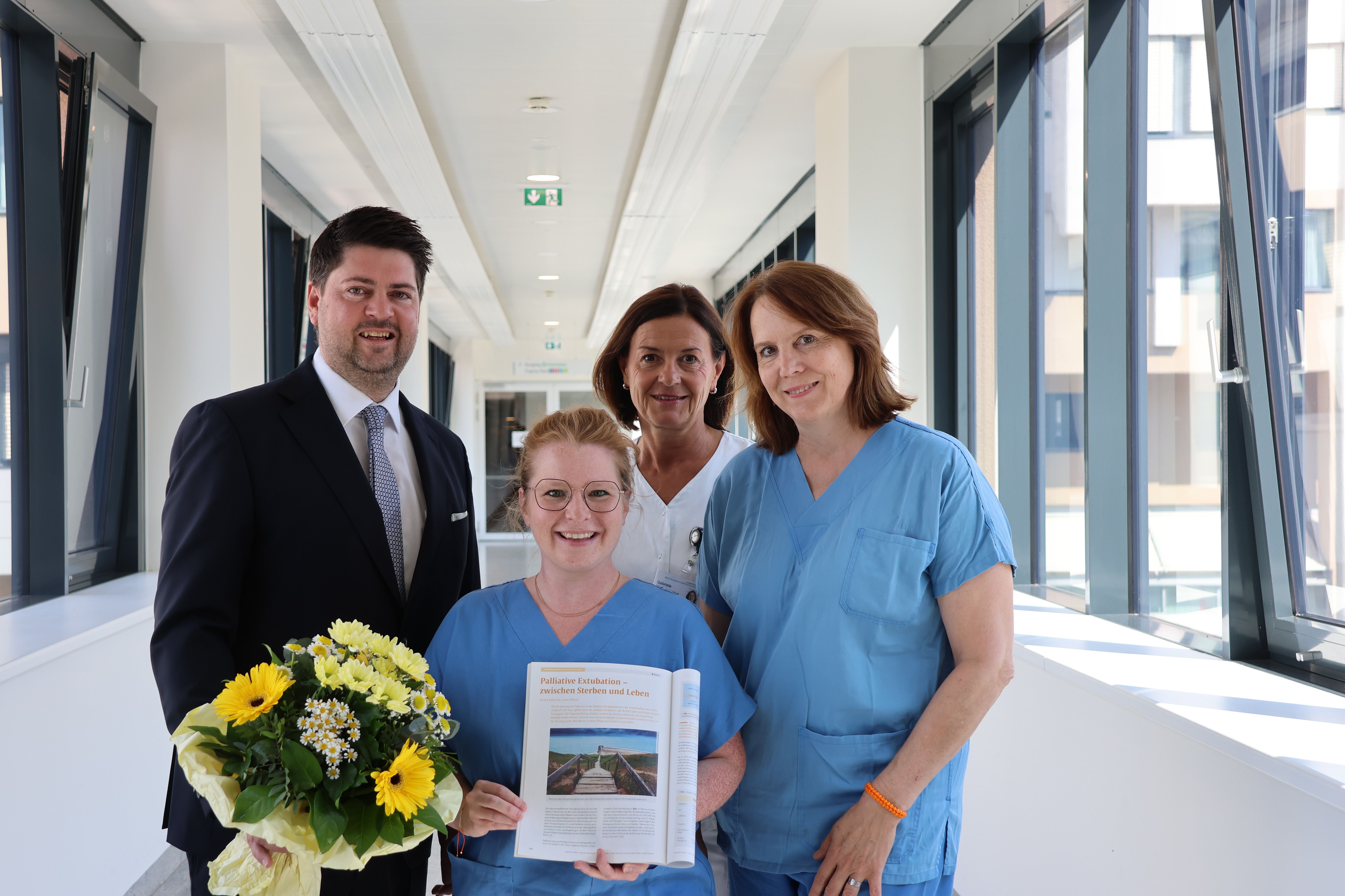 DGKP Sandra Hatschka (Mitte) gratulierten Pflegedirektor PhDr. Christian Pleil, MSc MLS MBA, Bereichsleitung DGKP Gabriele Hirtl, BScN, MScN und Stationsleitung DGKP Ingrid Toriser (v.l.).
