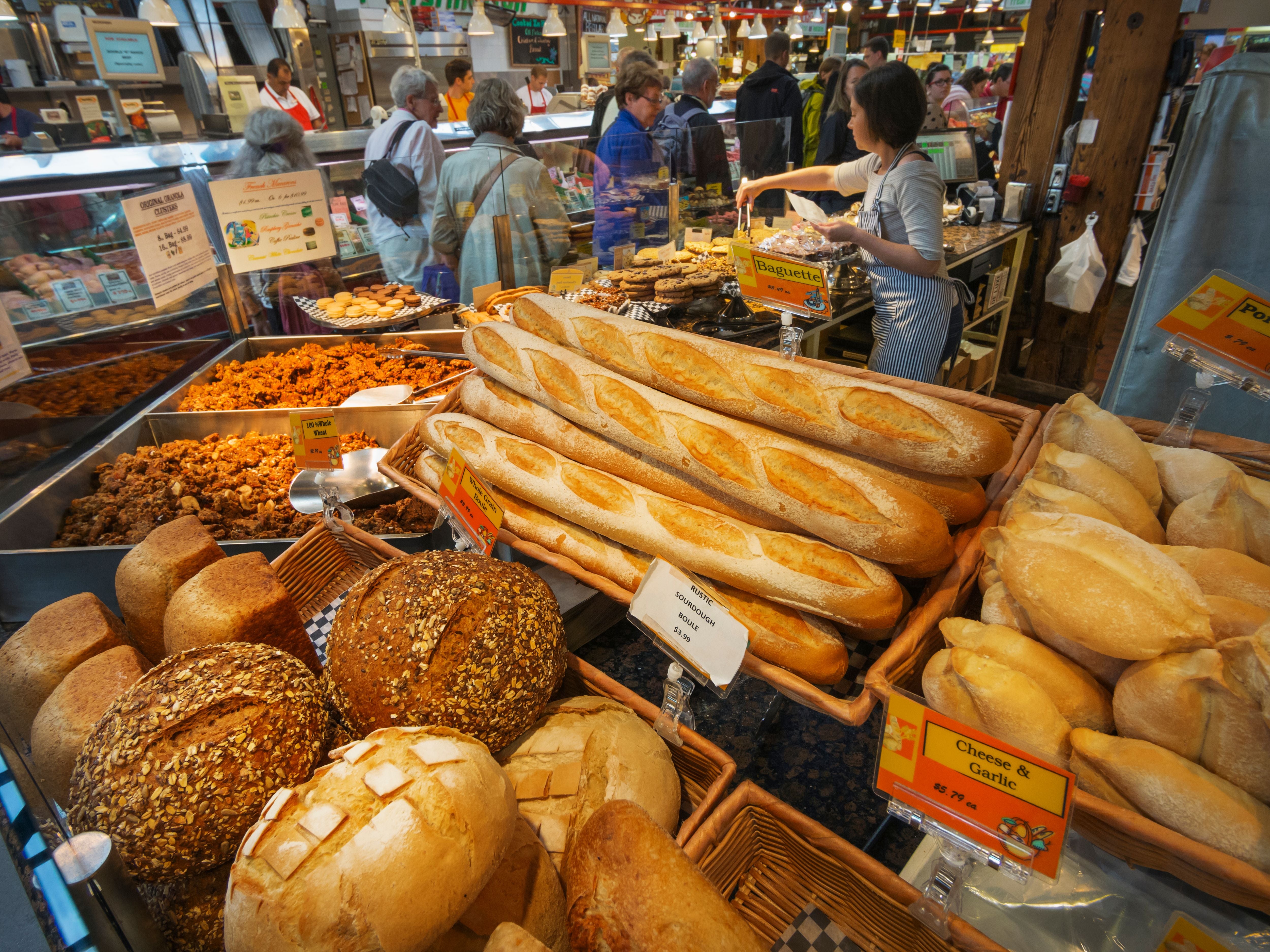 Verschiedene frische Brote und Baguettes werden im Granville Island Public Market angeboten.