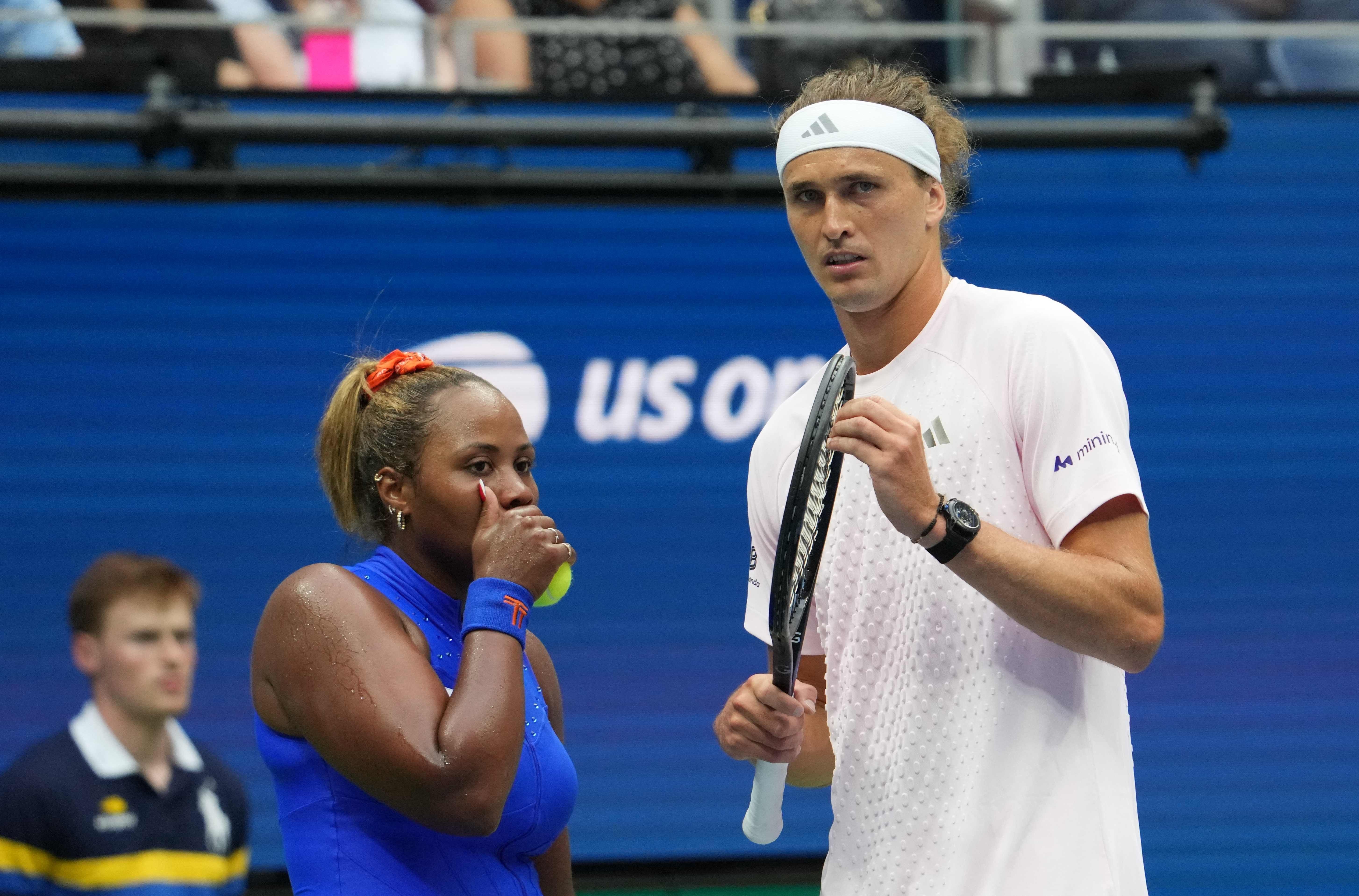Zwei Tennisspieler sprechen sich während eines Doppel-Matches bei den US Open ab.
