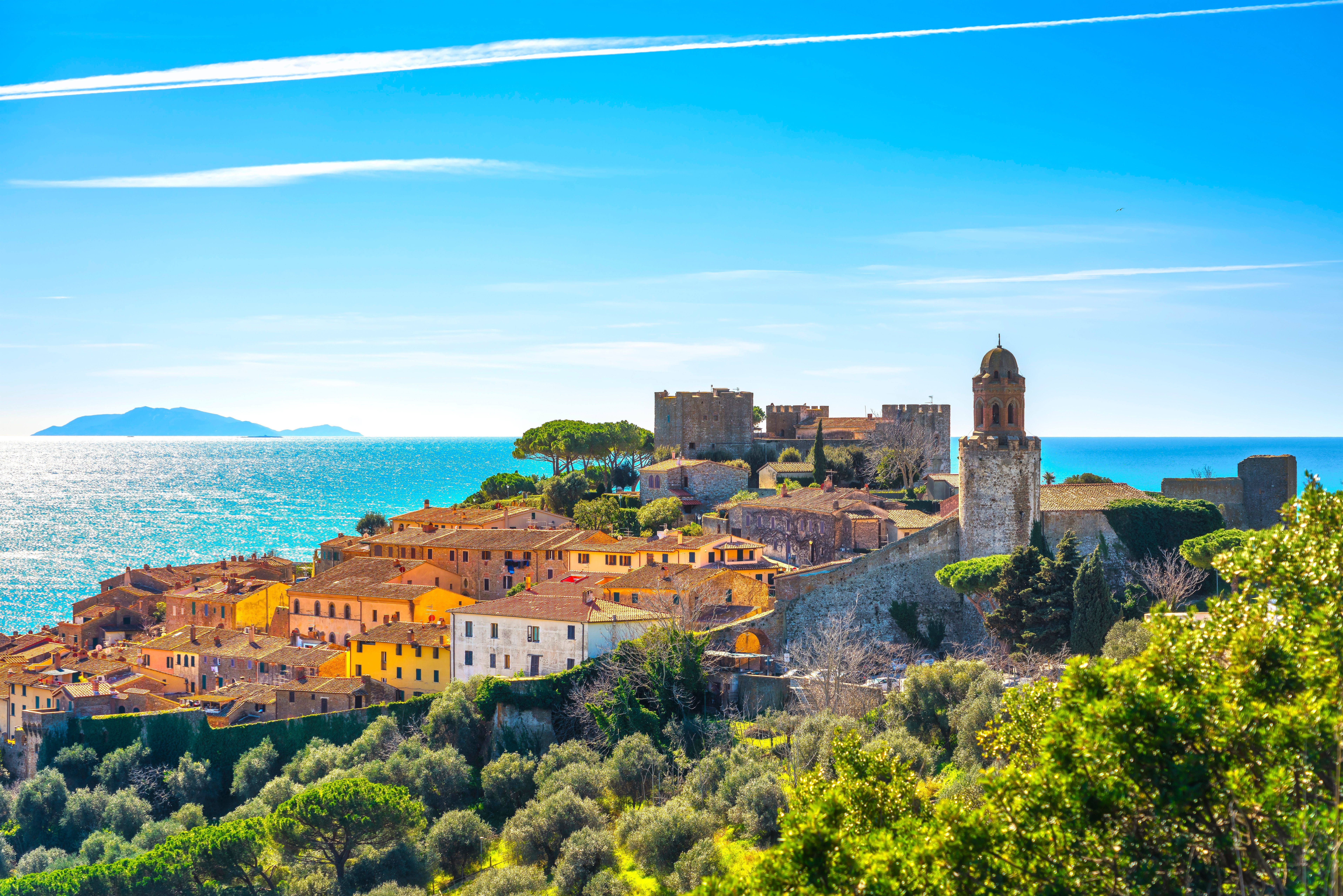 Blick auf Castiglione della Pescaia mit Altstadt, Meer und Festung in der Toskana.