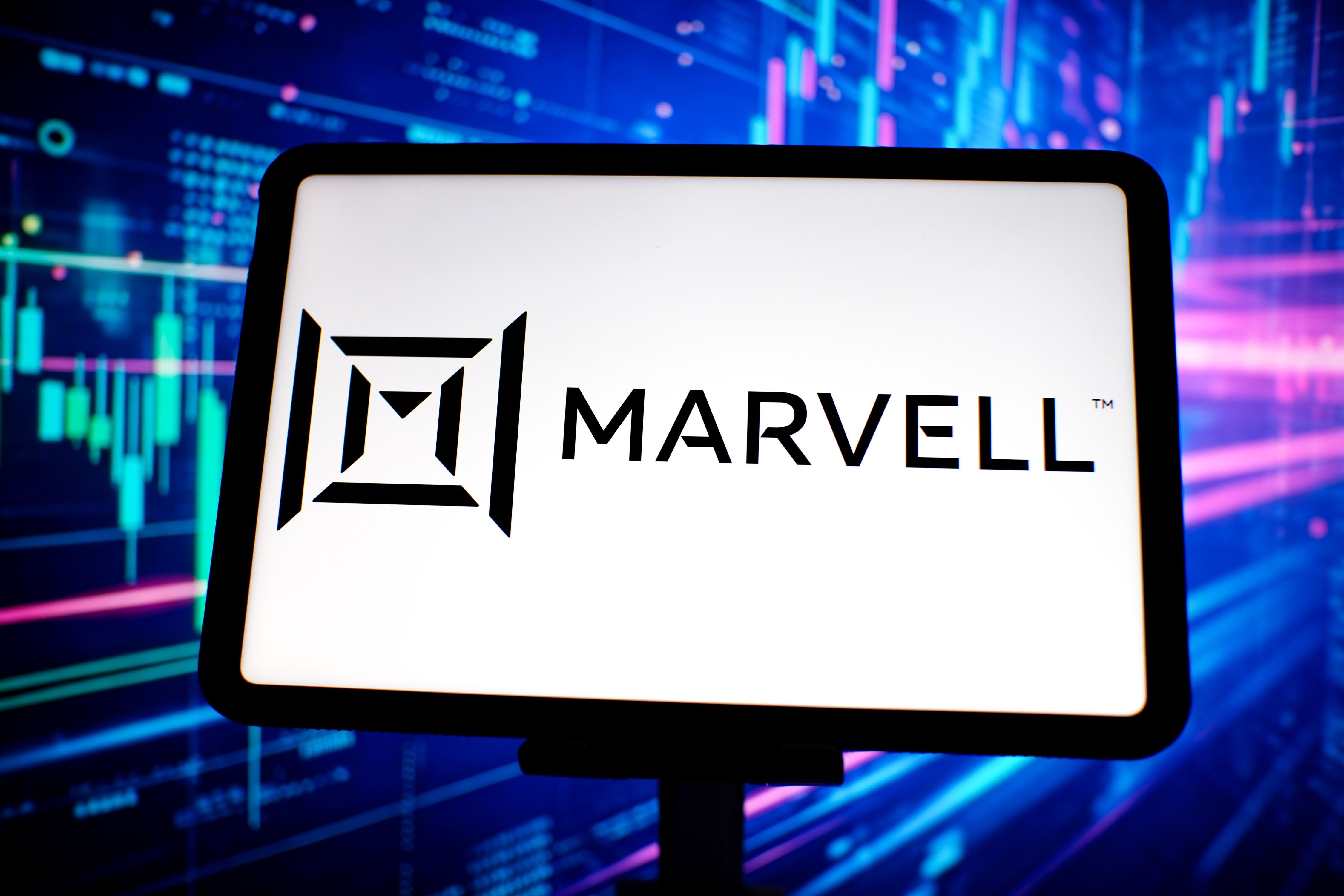 Das Marvell-Logo wird auf einem Tablet vor einem digitalen Finanzchart angezeigt.