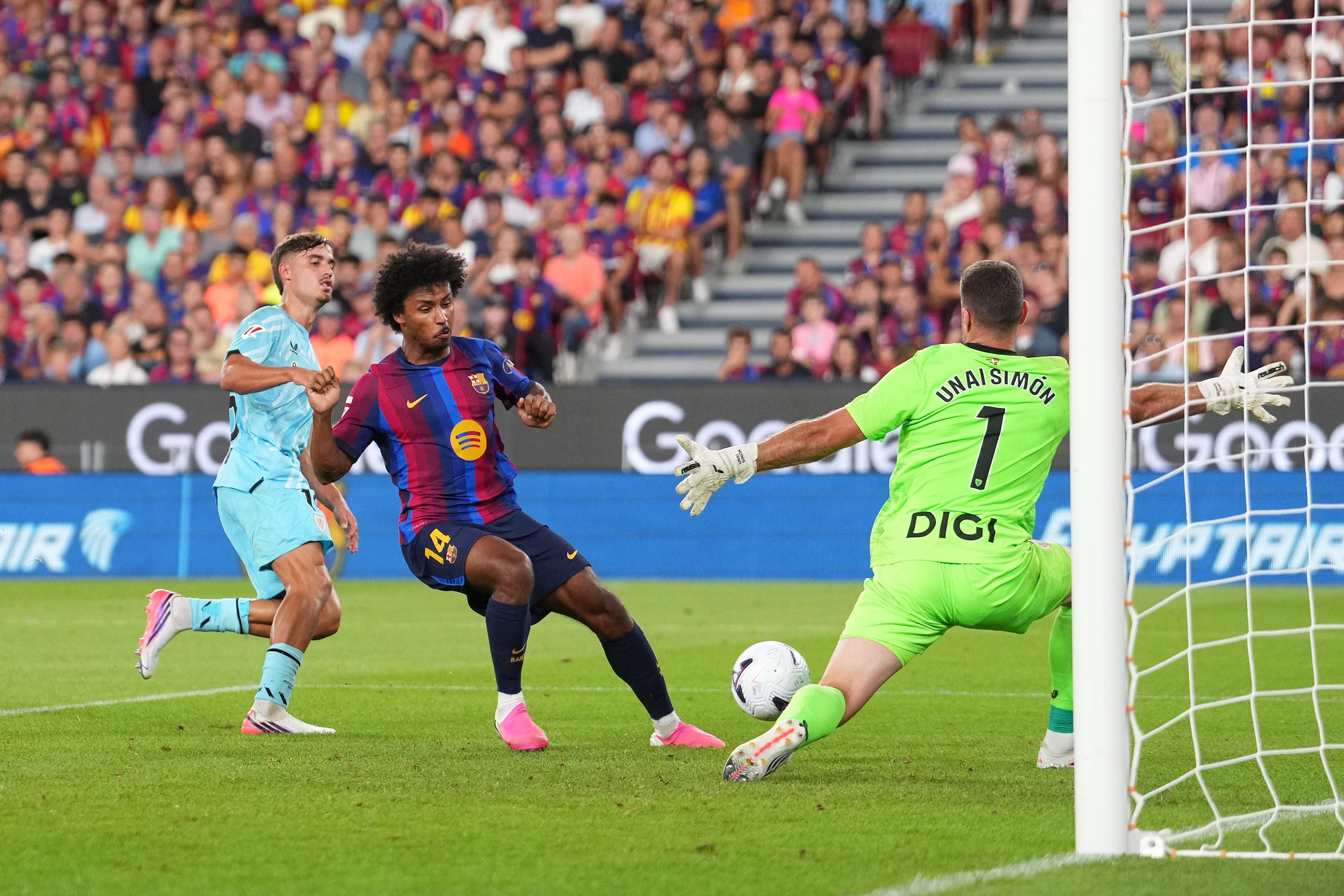 Ein Barcelona-Spieler schießt aufs Tor, der Torwart von Athletic Bilbao pariert den Ball.