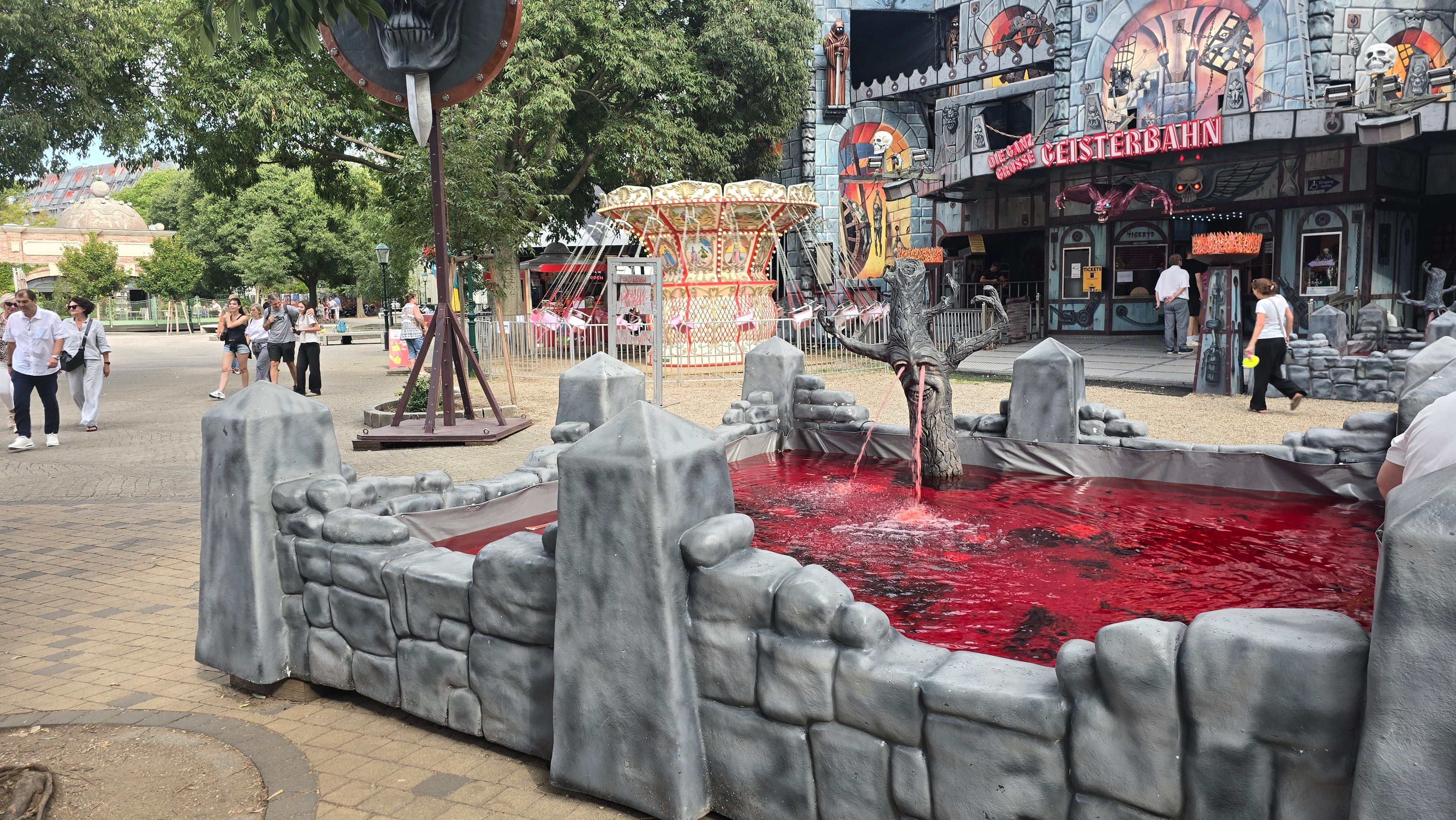 Der zweite Brunnen am Vorplatz.