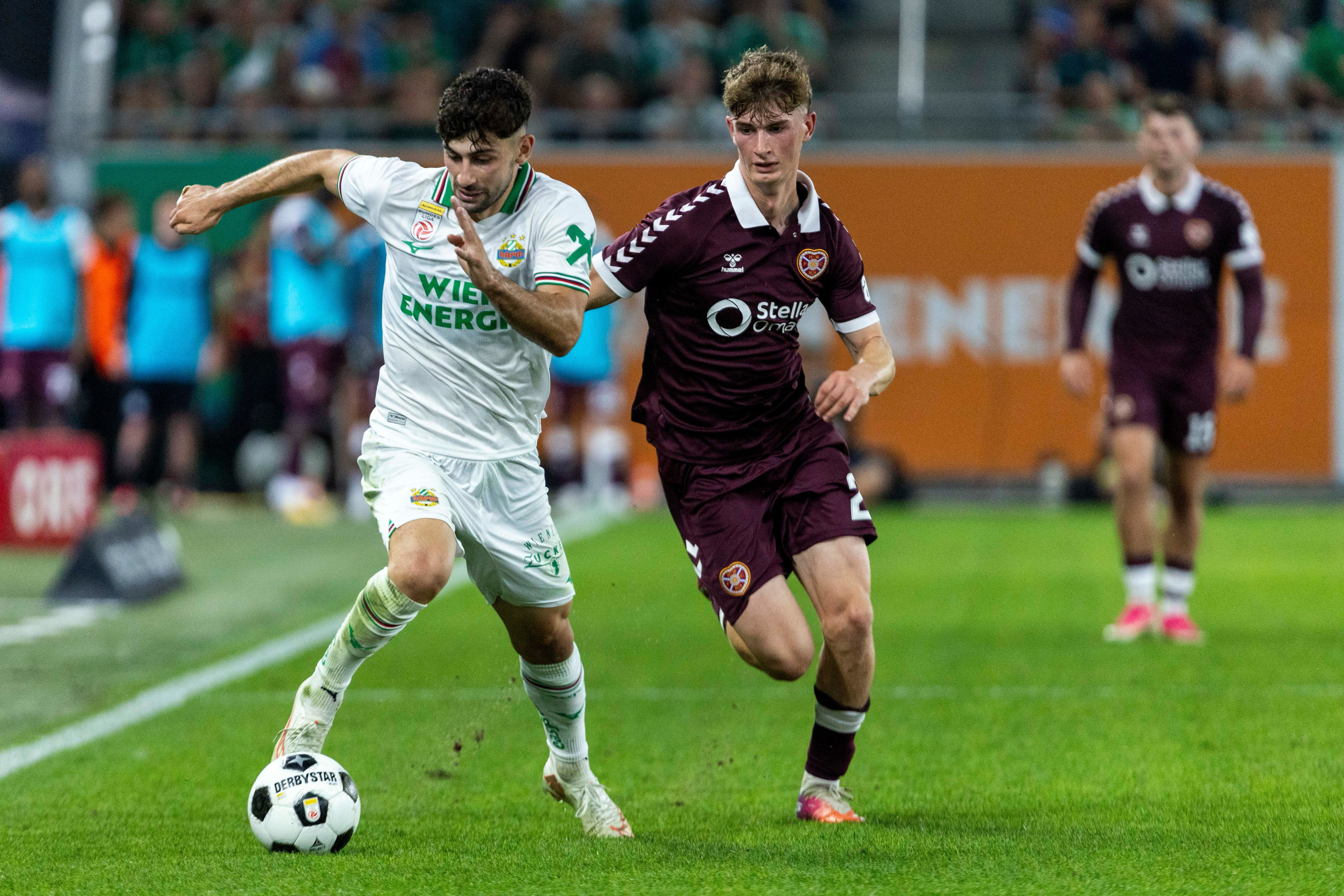 Zwei Fußballspieler kämpfen um den Ball während eines UEFA Conference League-Spiels.