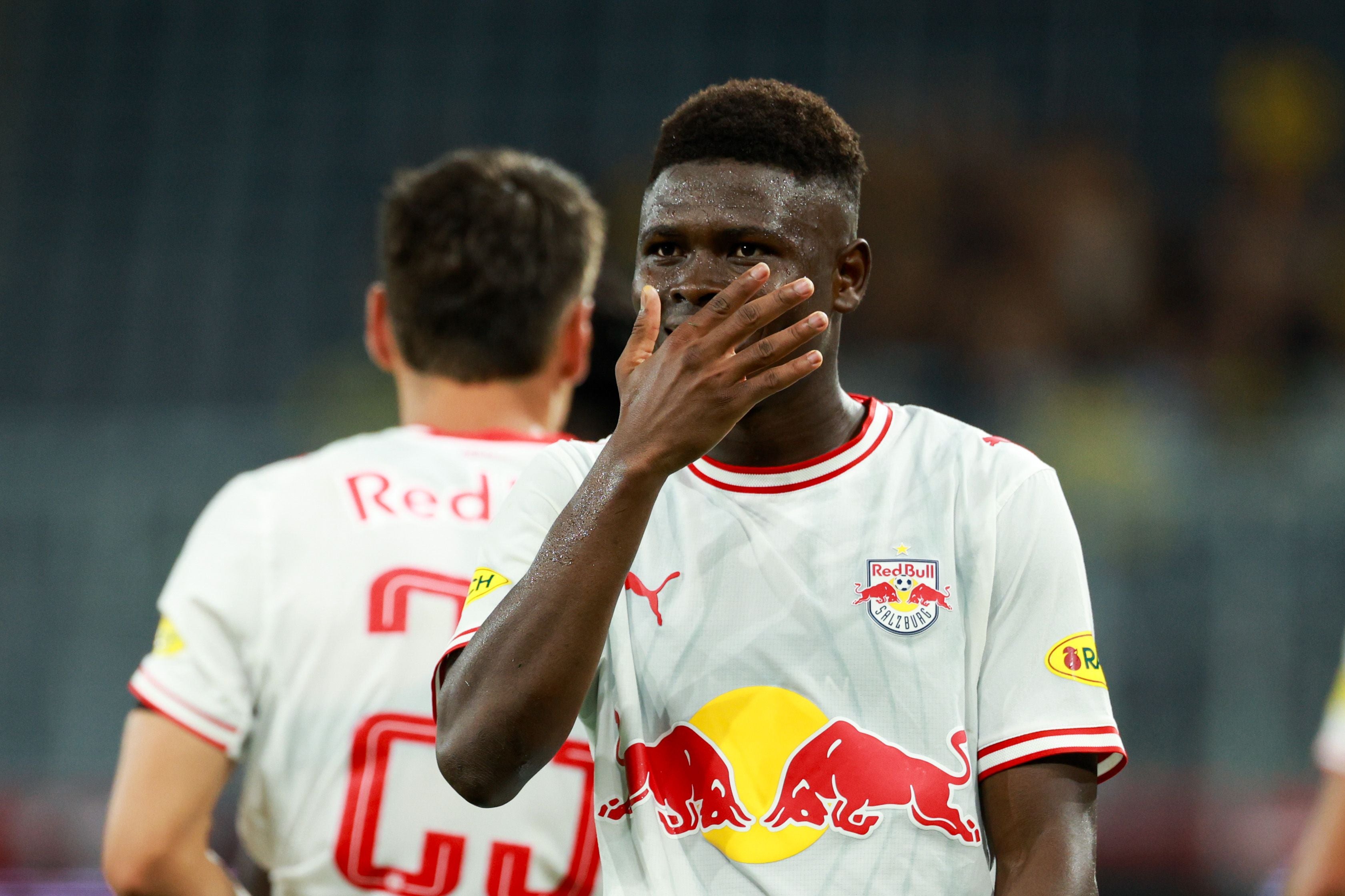 Ein Fußballspieler von Red Bull Salzburg jubelt nach einem Tor, hält die Hand vor das Gesicht.