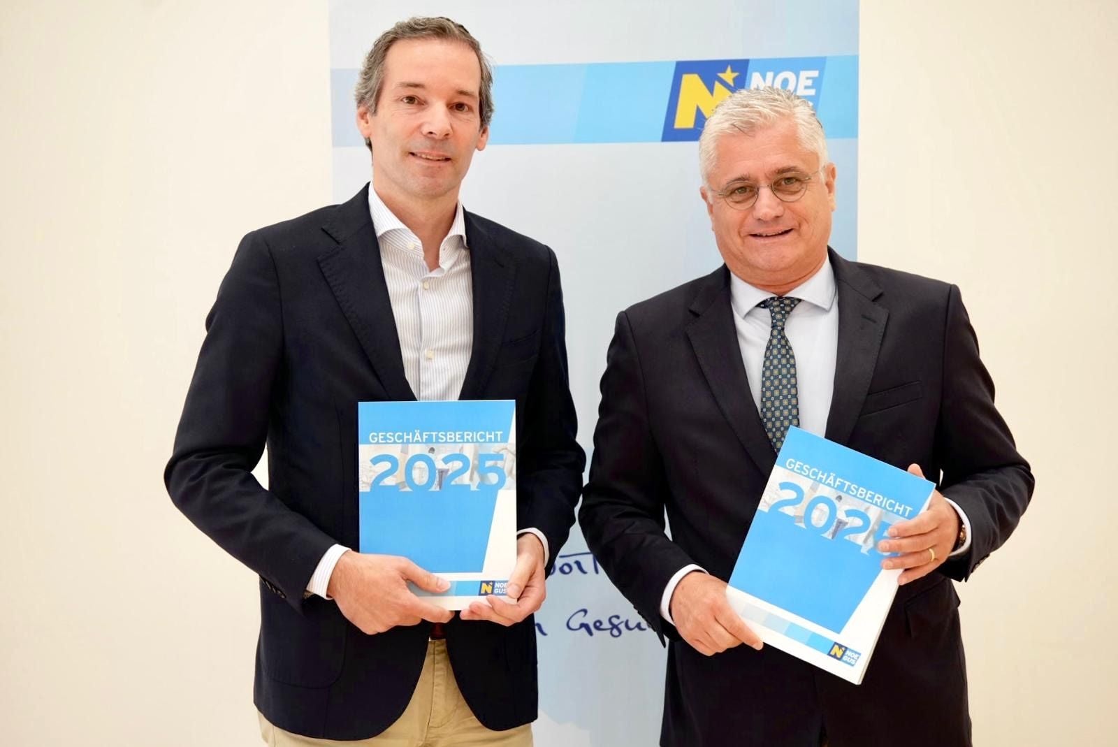 Landesrat Martin Antauer (rechts) und NÖGUS-Geschäftsführer Volker Knestel mit den Geschäftsberichten