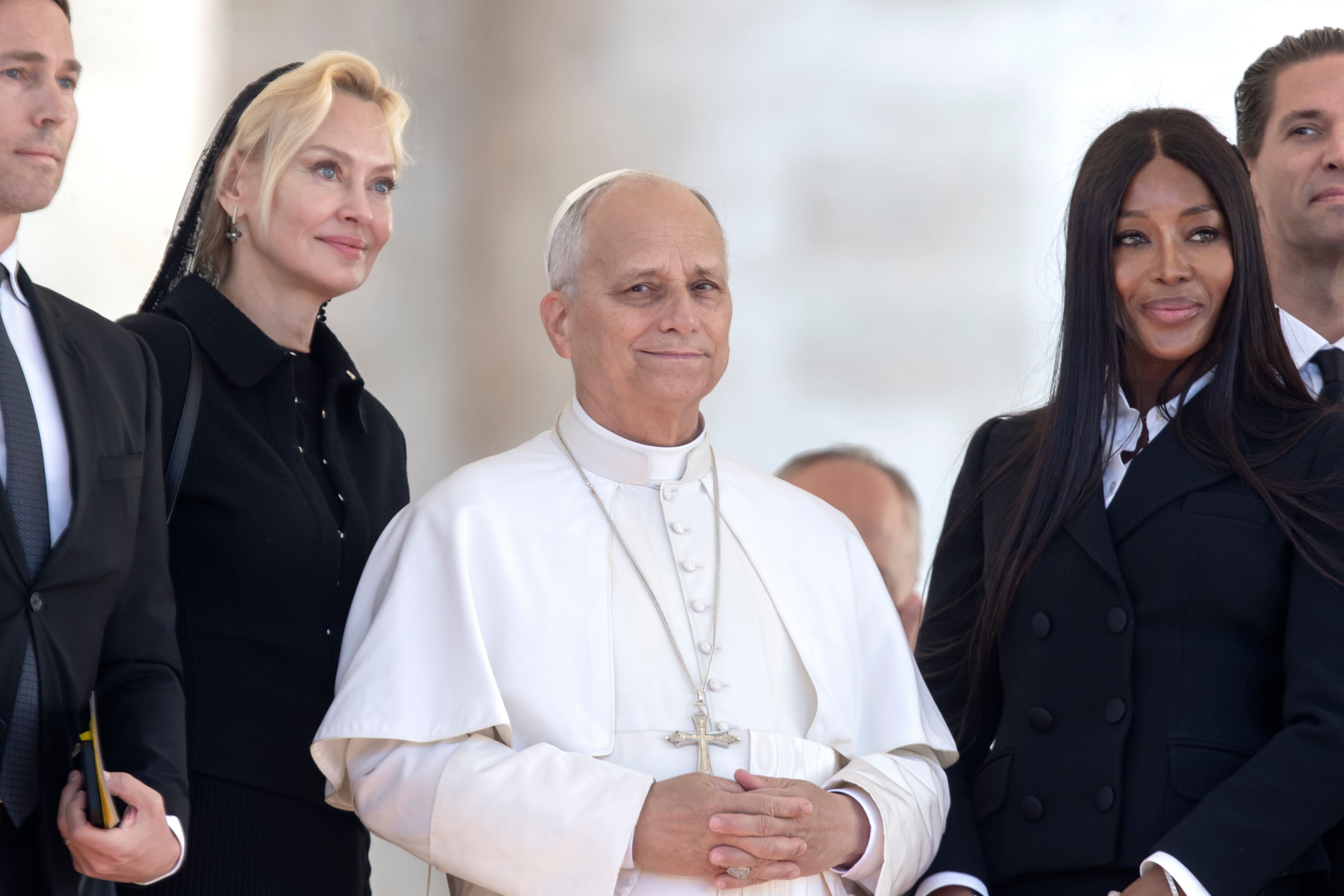 Papst Leo XIV. steht mit Naomi Campbell und anderen während einer Audienz auf dem Petersplatz.