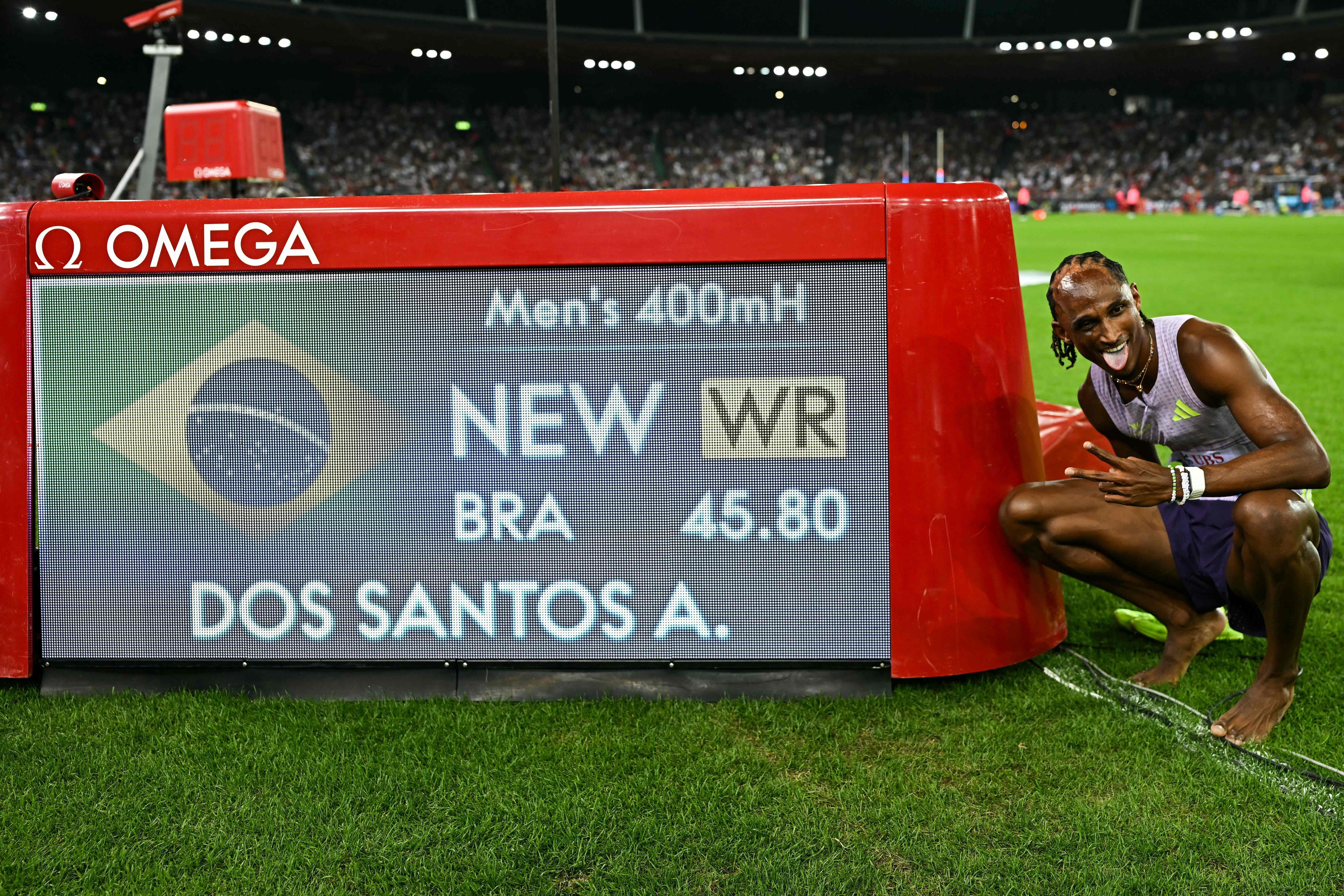 Alison dos Santos feiert neuen 400m-Hürden-Weltrekord mit 45,80 Sekunden in Zürich.