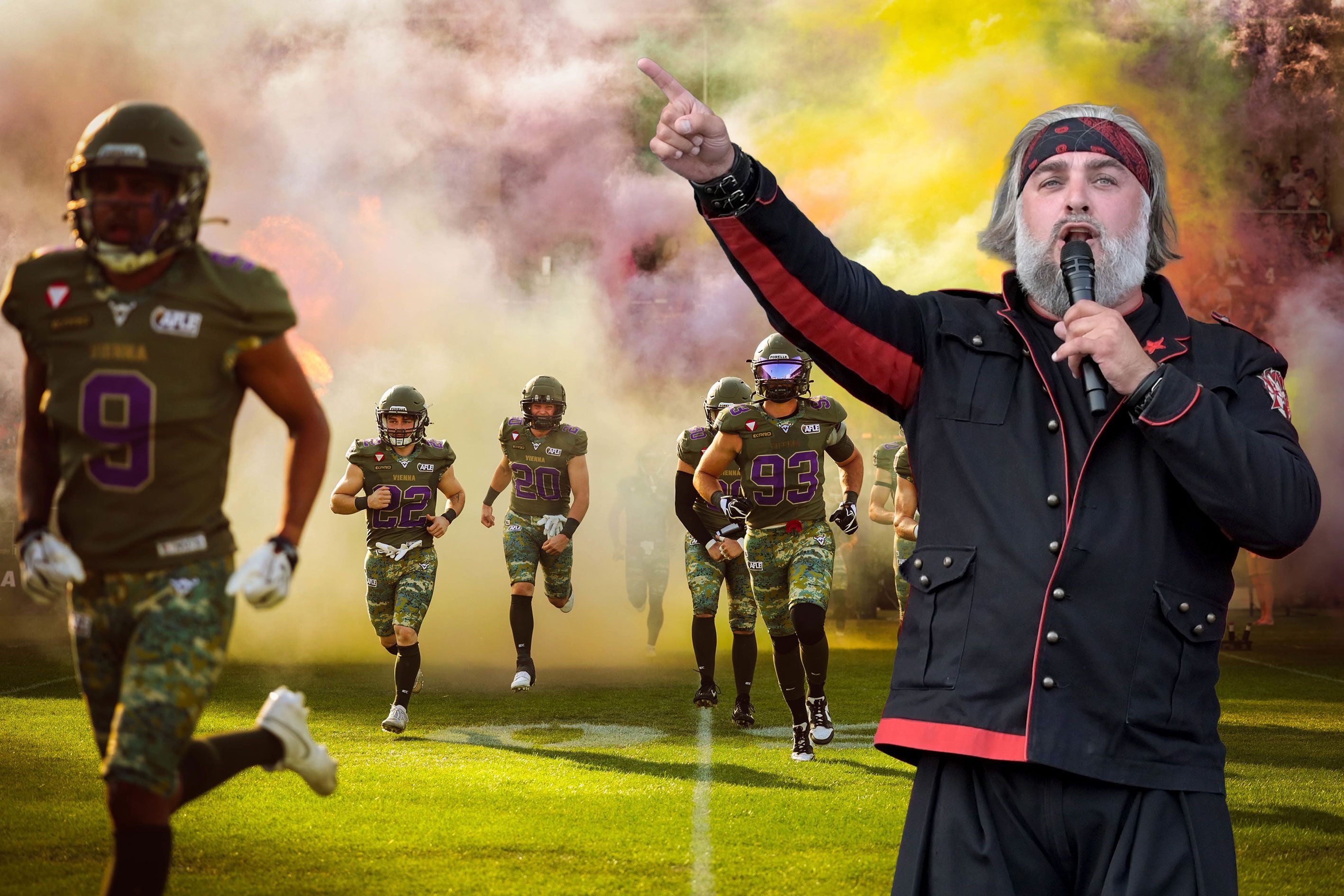 Footballspieler der Vienna Vikings laufen durch bunten Rauch, ein Sänger mit Mikrofon steht im Vordergrund.