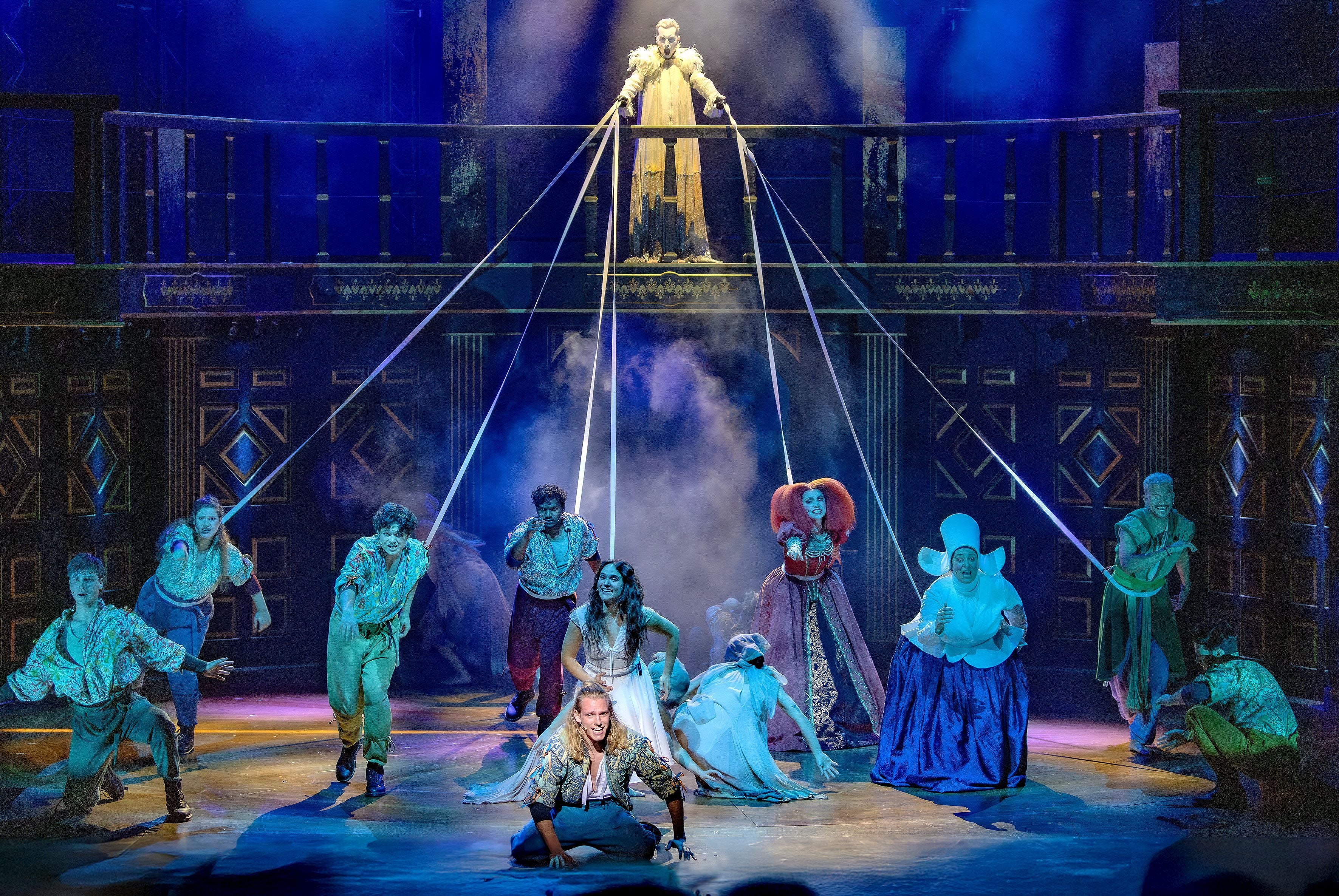 Bühnenszene aus dem Musical "Romeo und Julia" mit kostümierten Darstellern und dramatischer Beleuchtung.