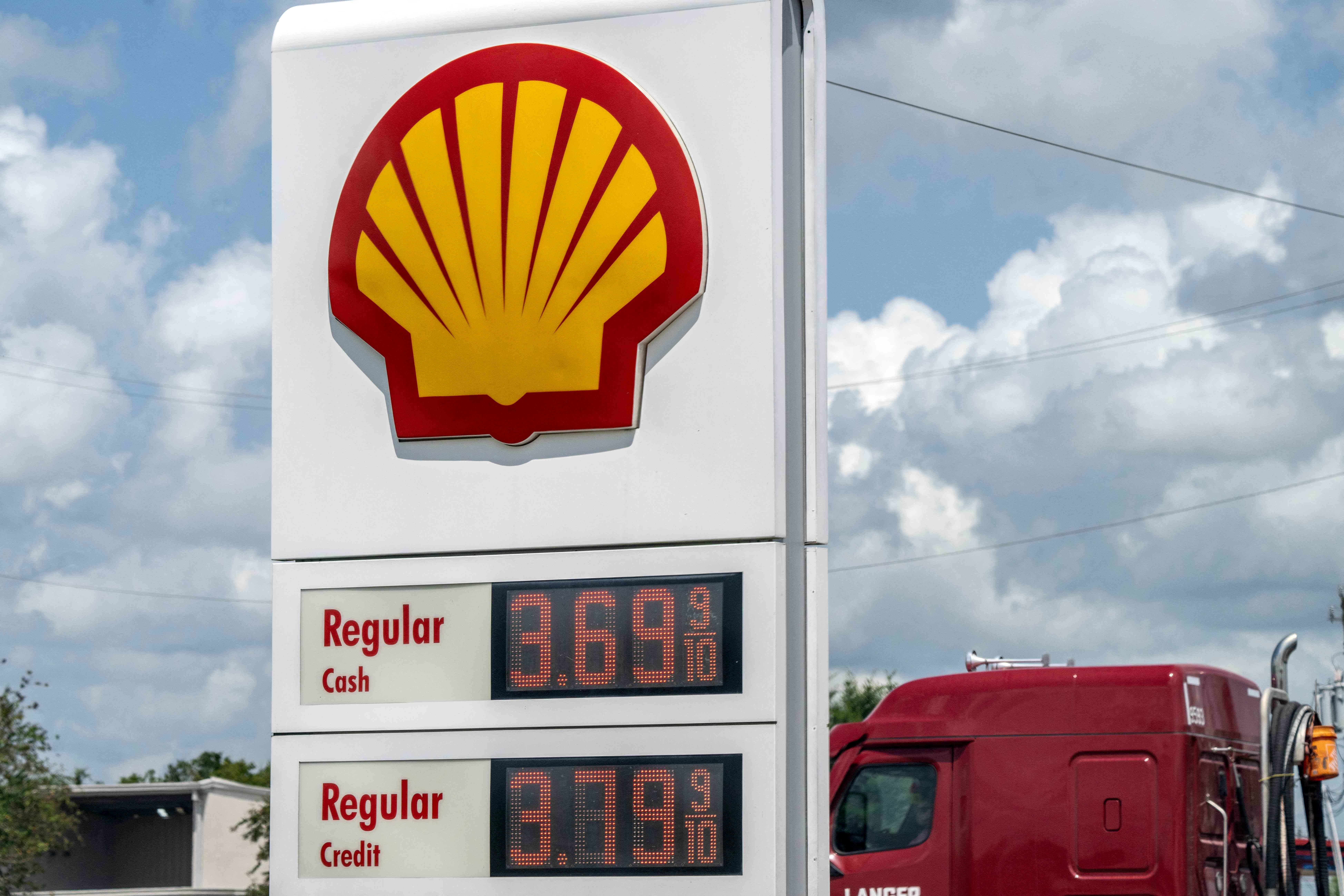 Preistafel einer Shell-Tankstelle zeigt Benzinpreise von 3,69 und 3,79 Dollar in Texas.