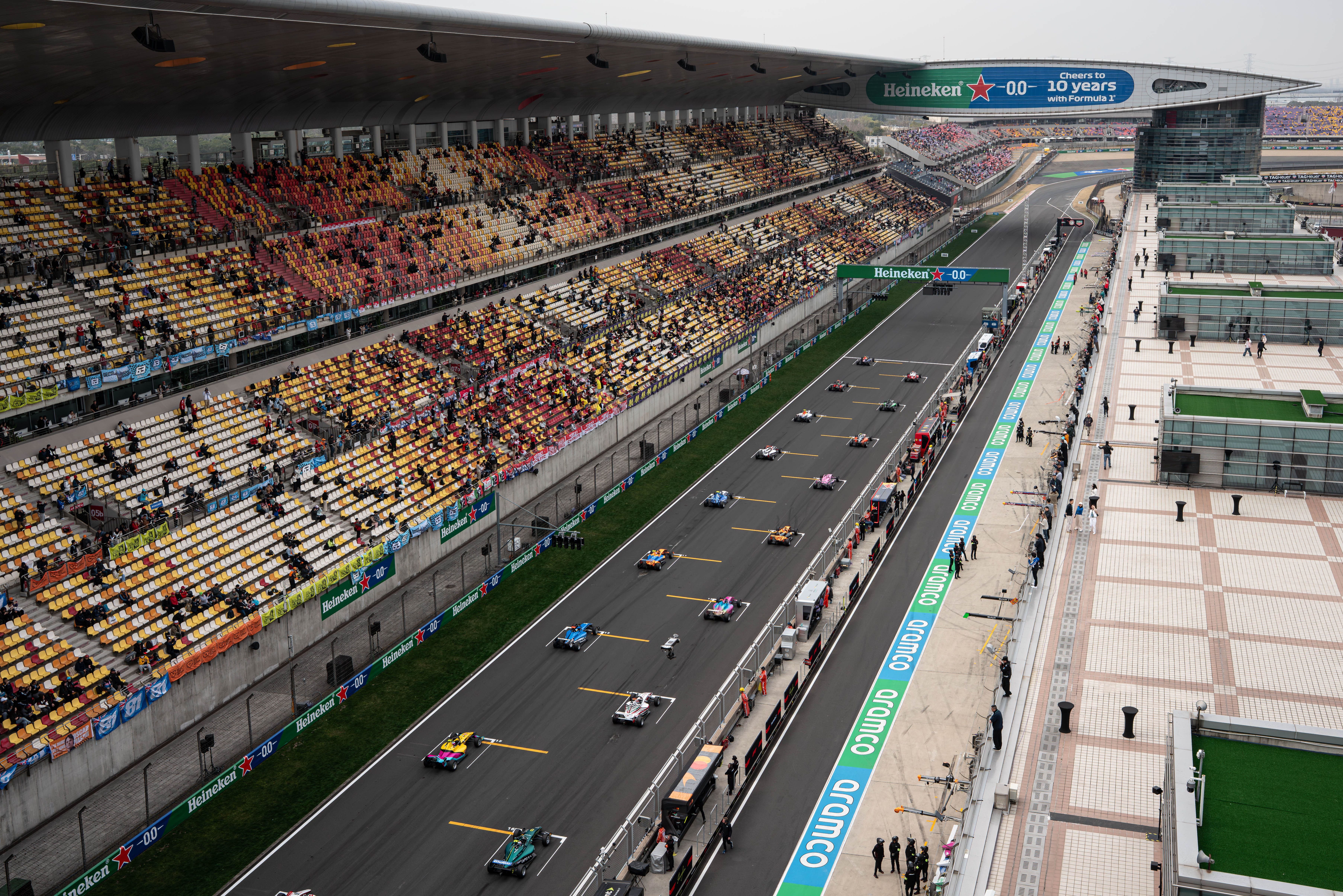 Rennwagen stehen am Start auf dem Shanghai International Circuit beim Formel-E-Rennen 2026.