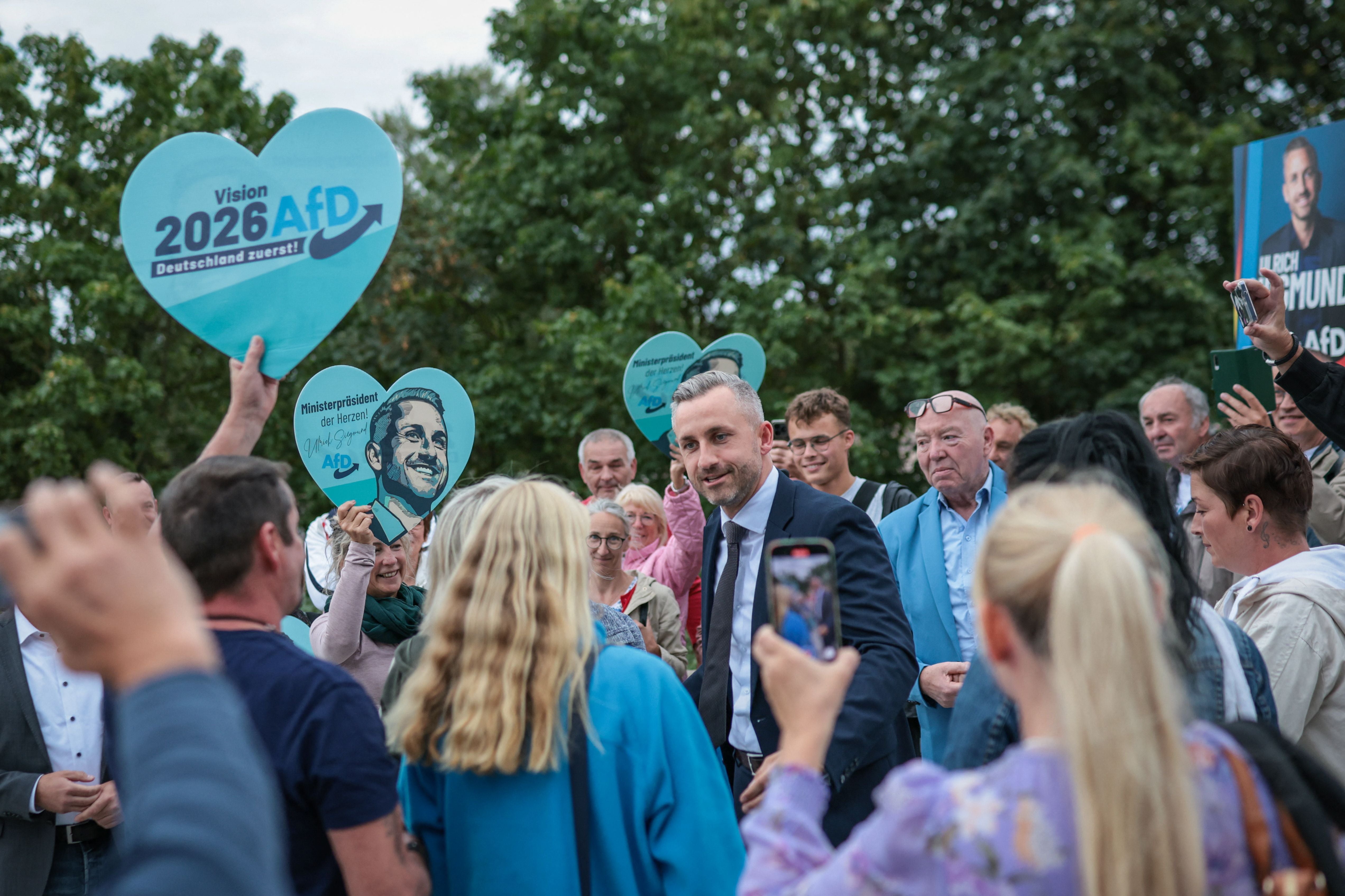 Ulrich Siegmund begrüßt AfD-Anhänger bei einer Wahlkampfveranstaltung im Freien in Magdeburg.